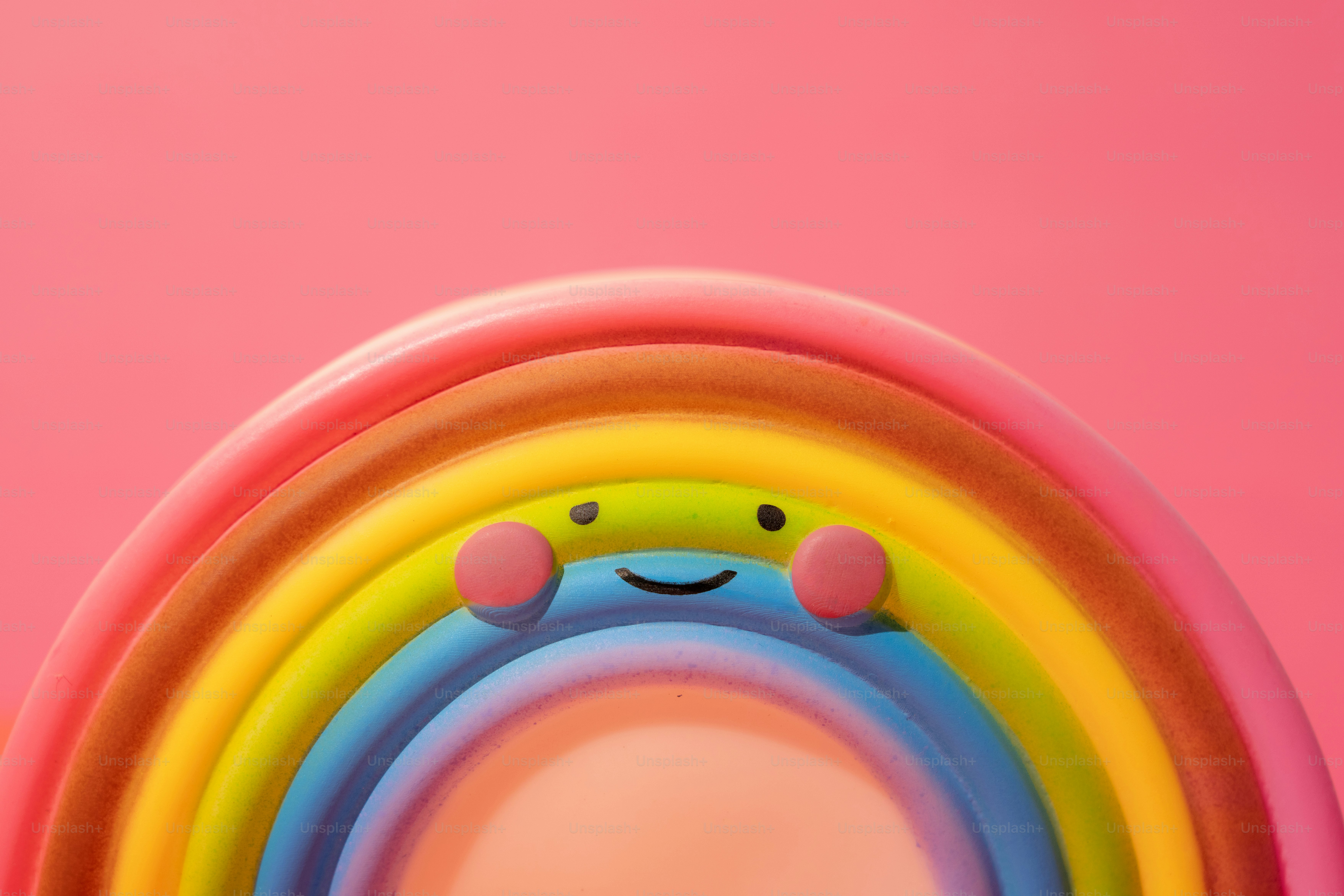 かわいらしくて笑顔の虹色で、頬がピンク色に染まった。