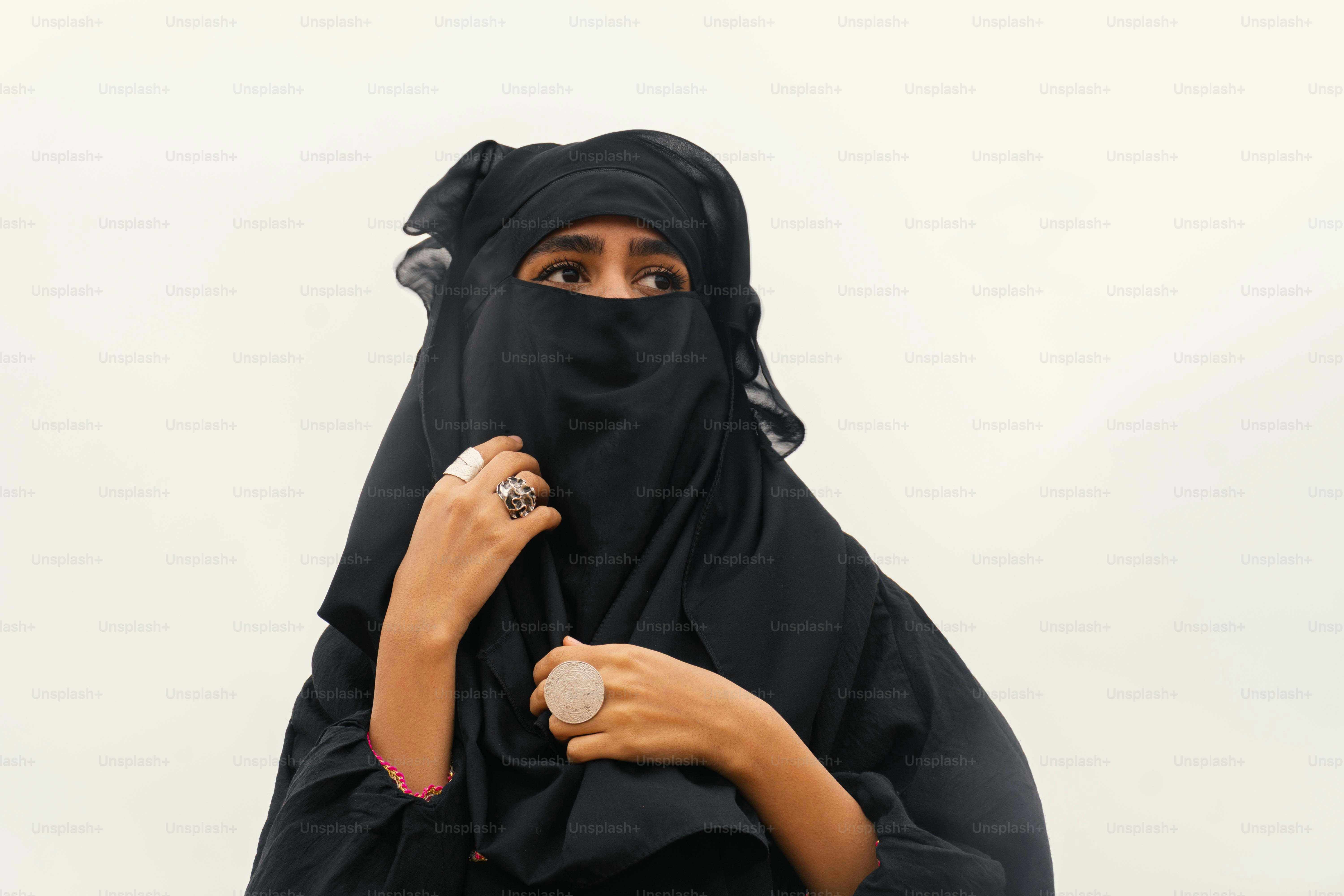 Wanita mengenakan niqab hitam dan jilbab