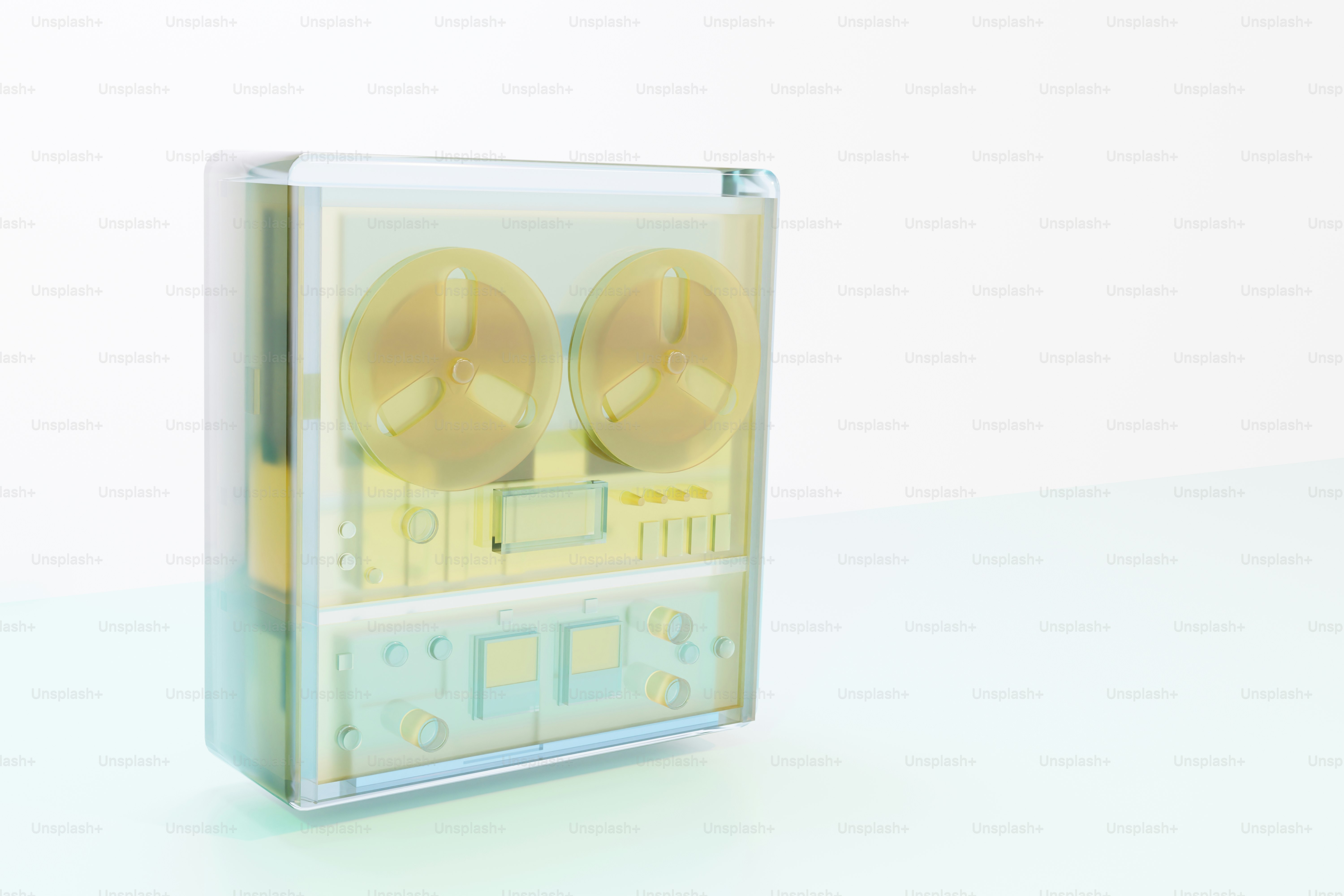 Registratore vintage a bobina su superficie bianca