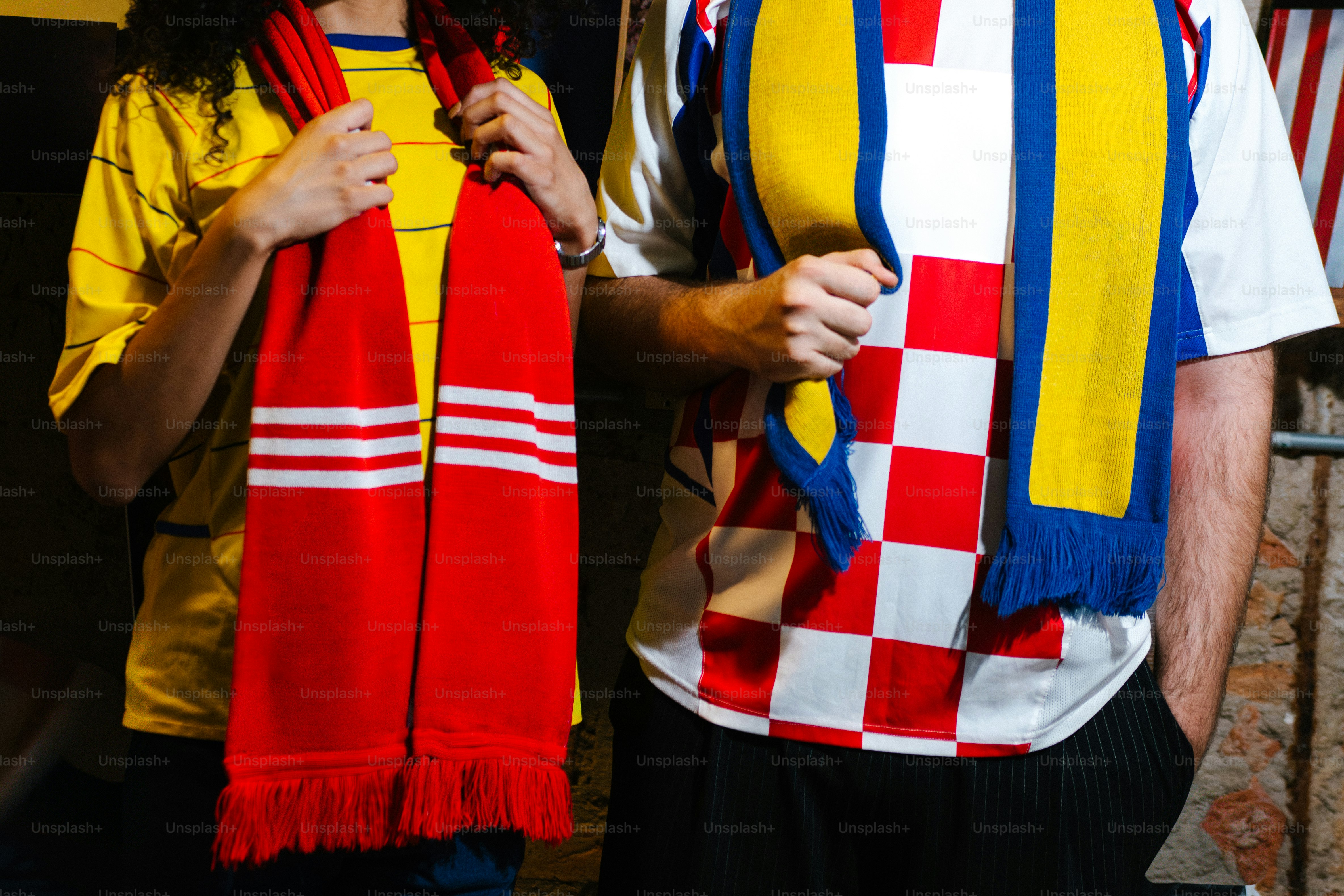 Due tifosi di sport che indossano sciarpe e maglie della squadra