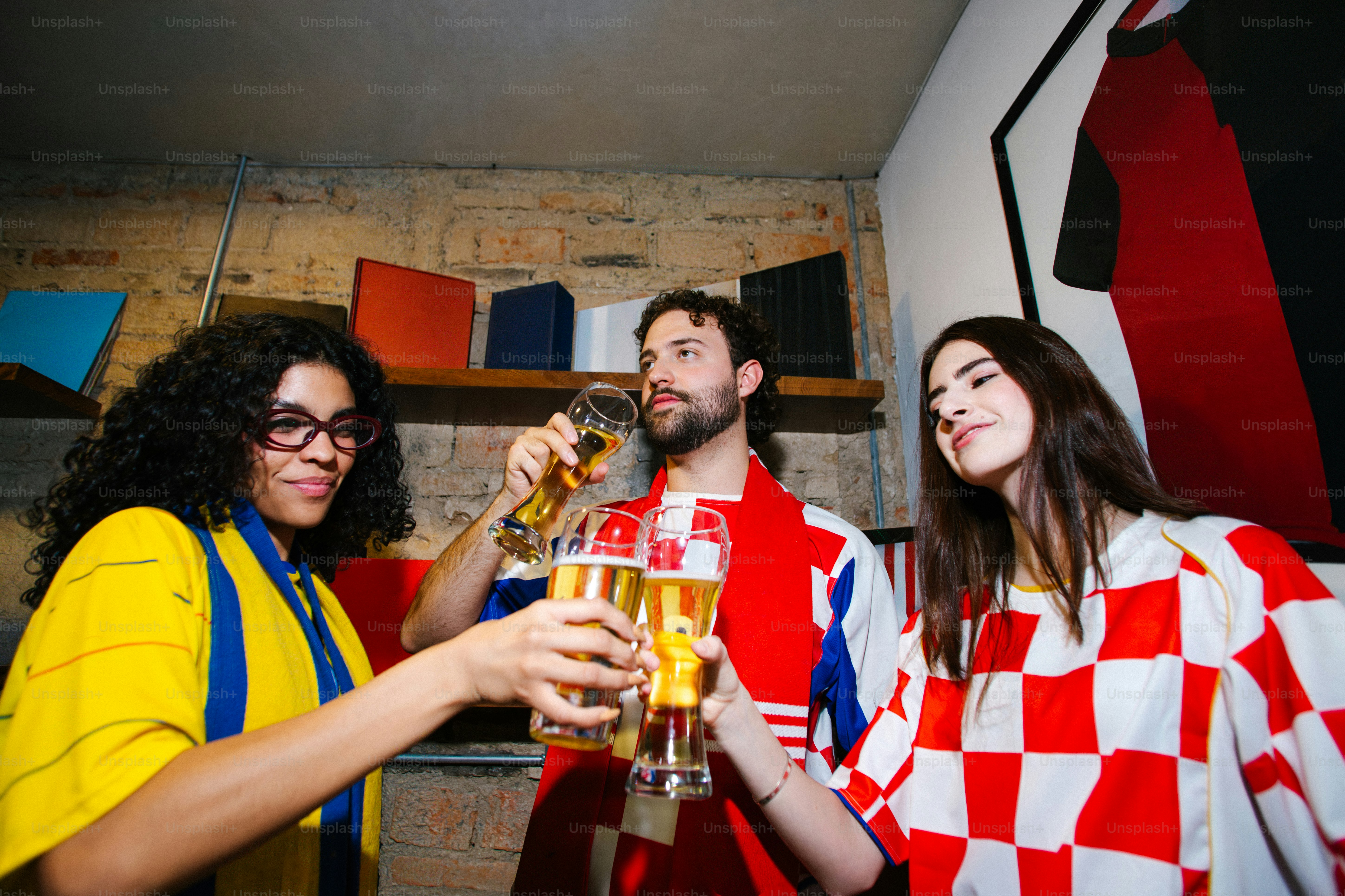 Amici che brindano con birra in un bar sportivo