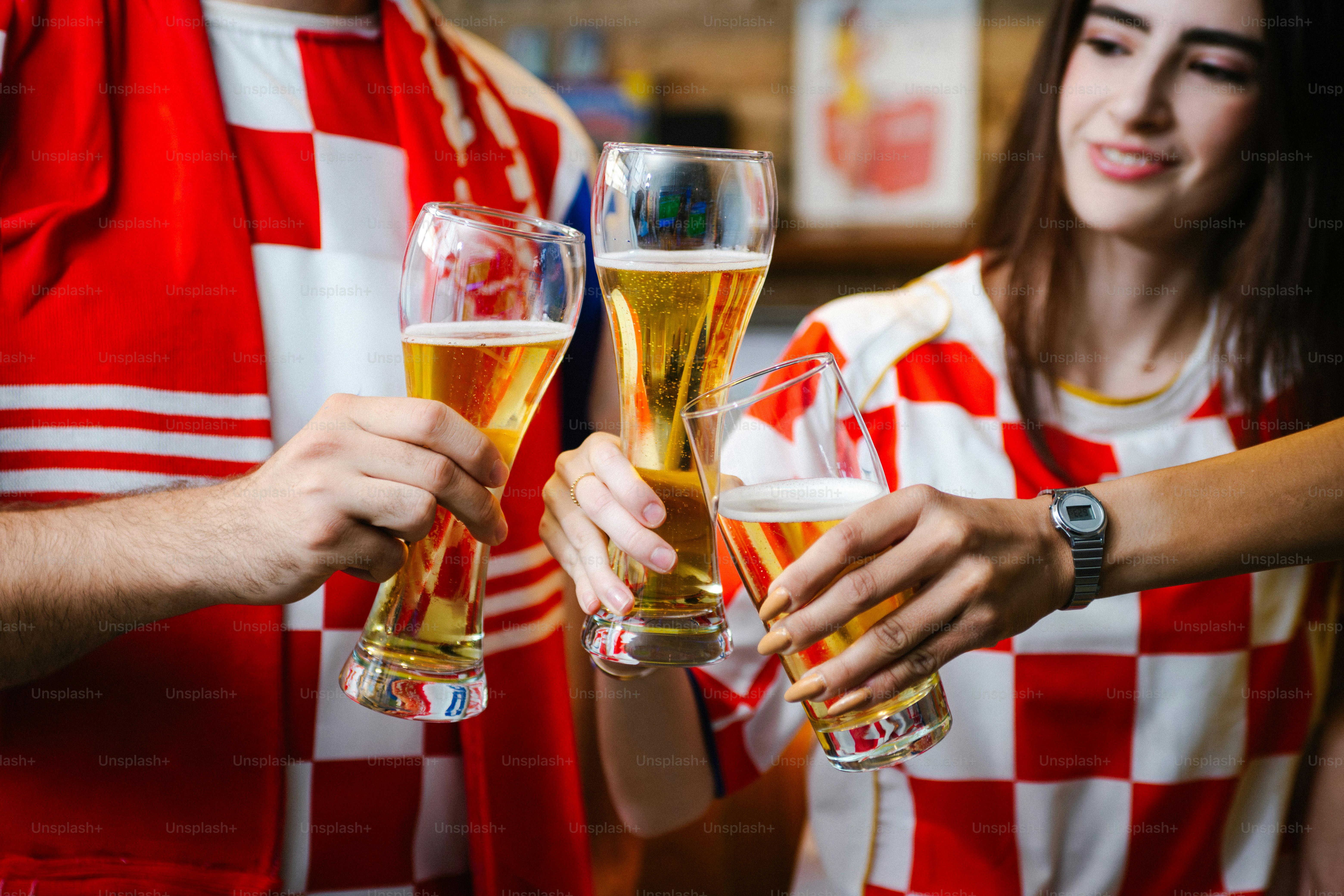 Amici in maglie croate che brindano con la birra.