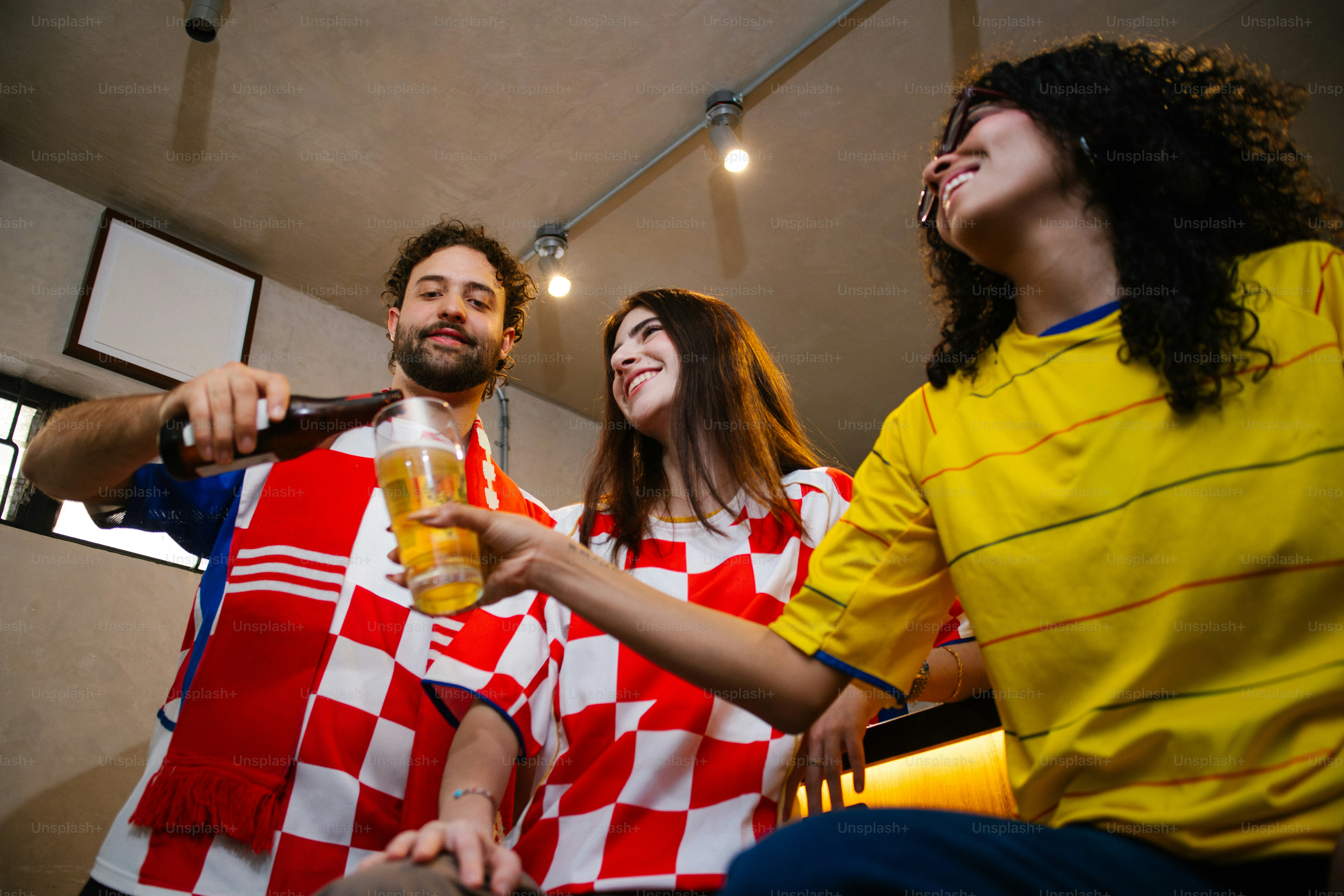 Amici che festeggiano con birra in un bar