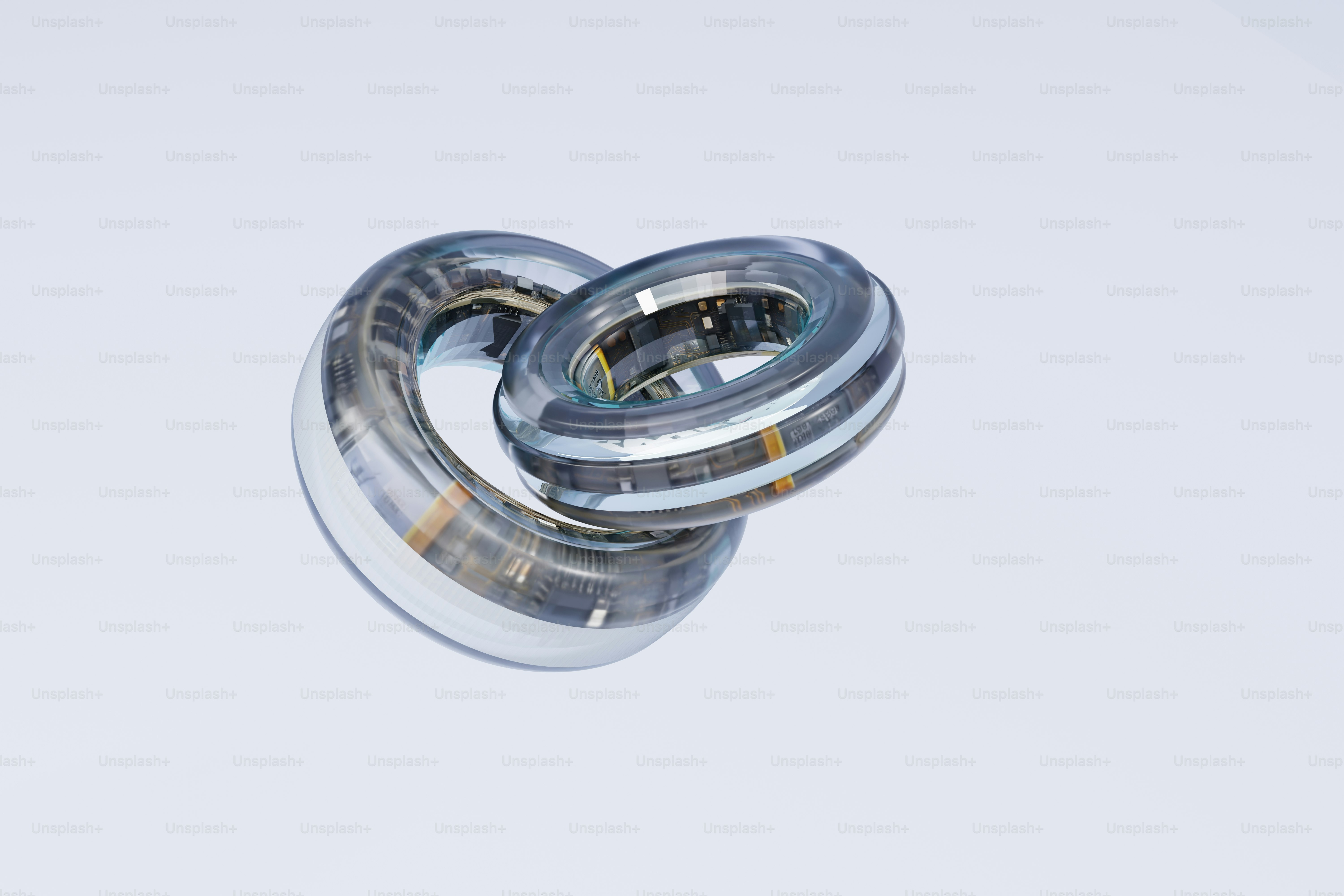 Anelli cromati e di vetro intrecciati su sfondo bianco