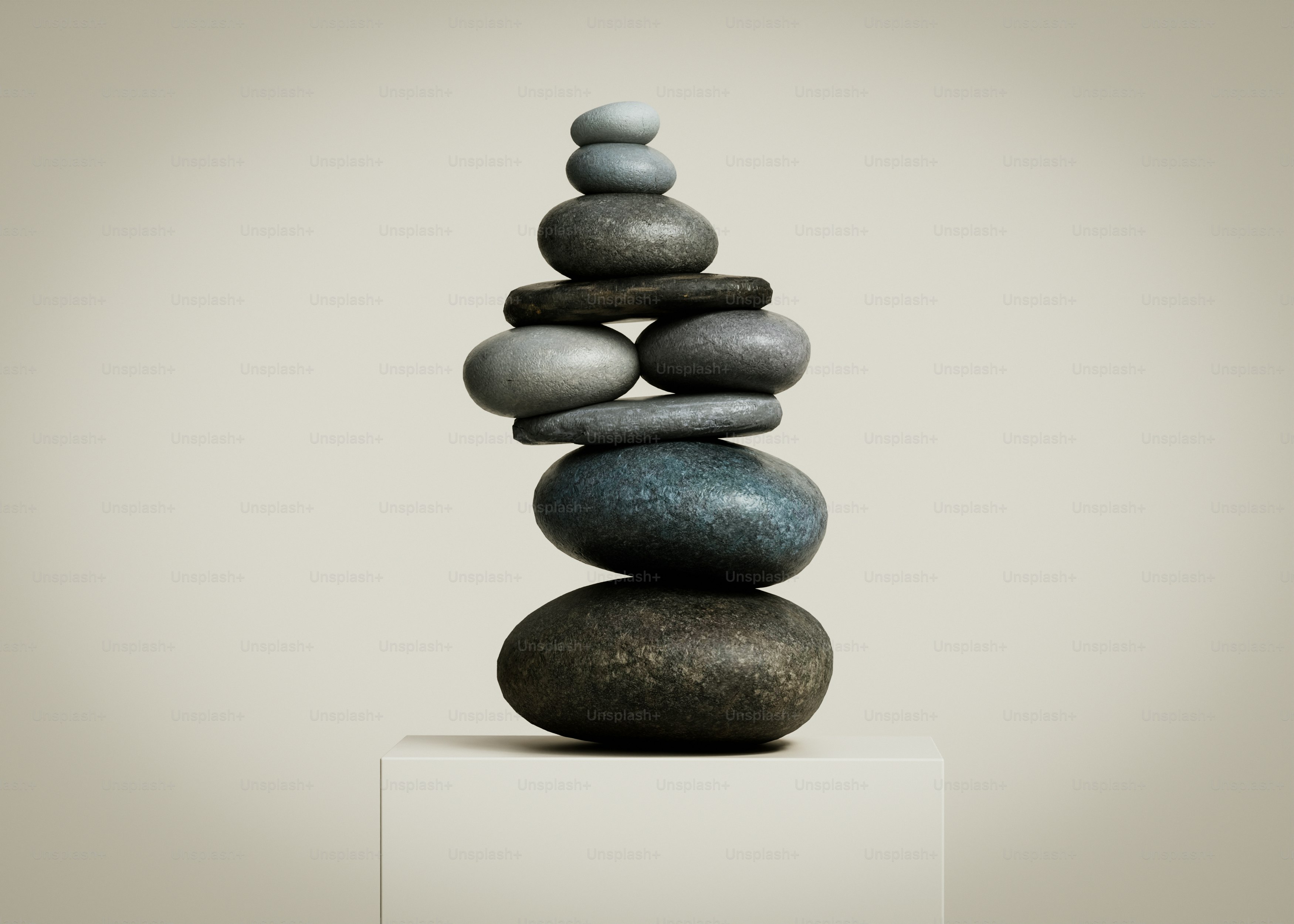 Pila di pietre equilibrate su un piedistallo.