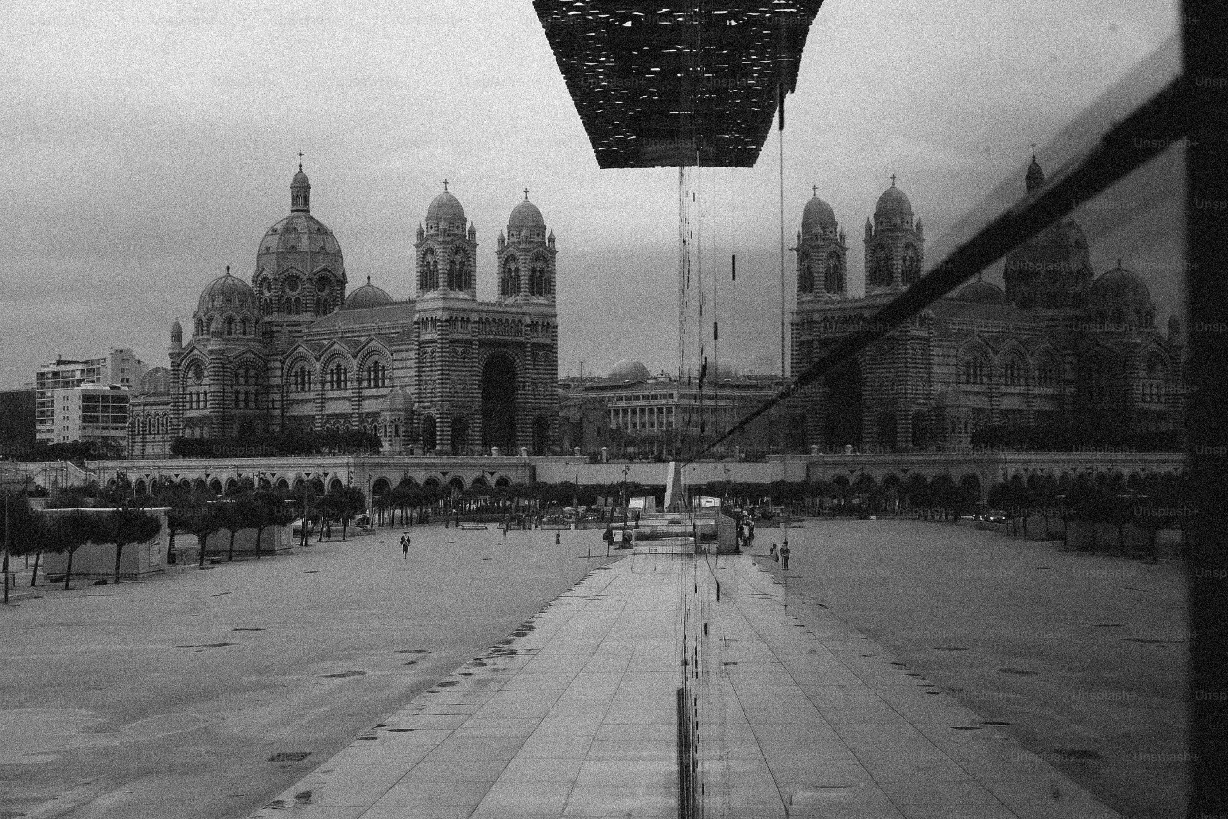Kathedrale spiegelt sich auf einer Glasfassade des Gebäudes wider