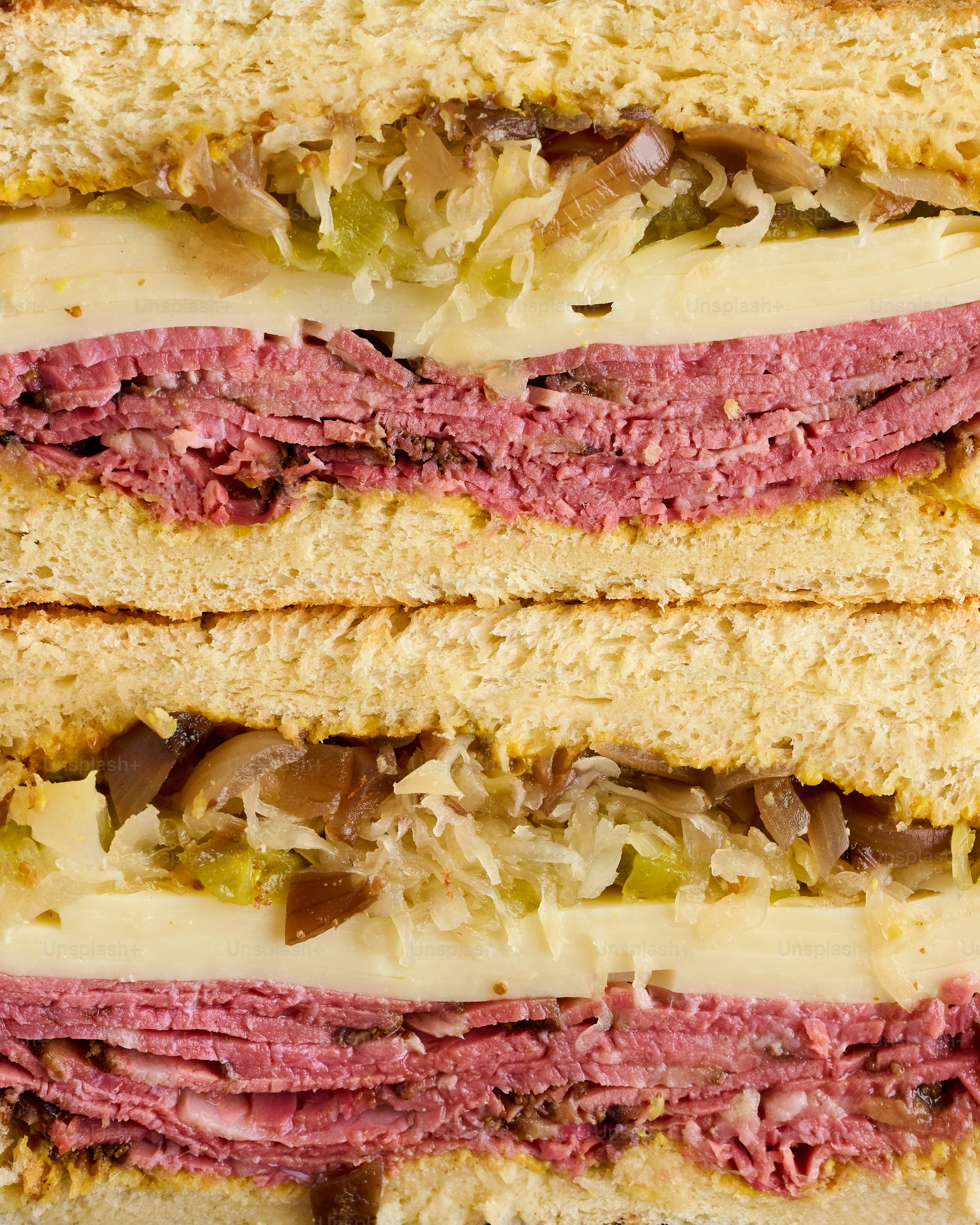 Sandwich tinggi dengan lapisan daging dan keju