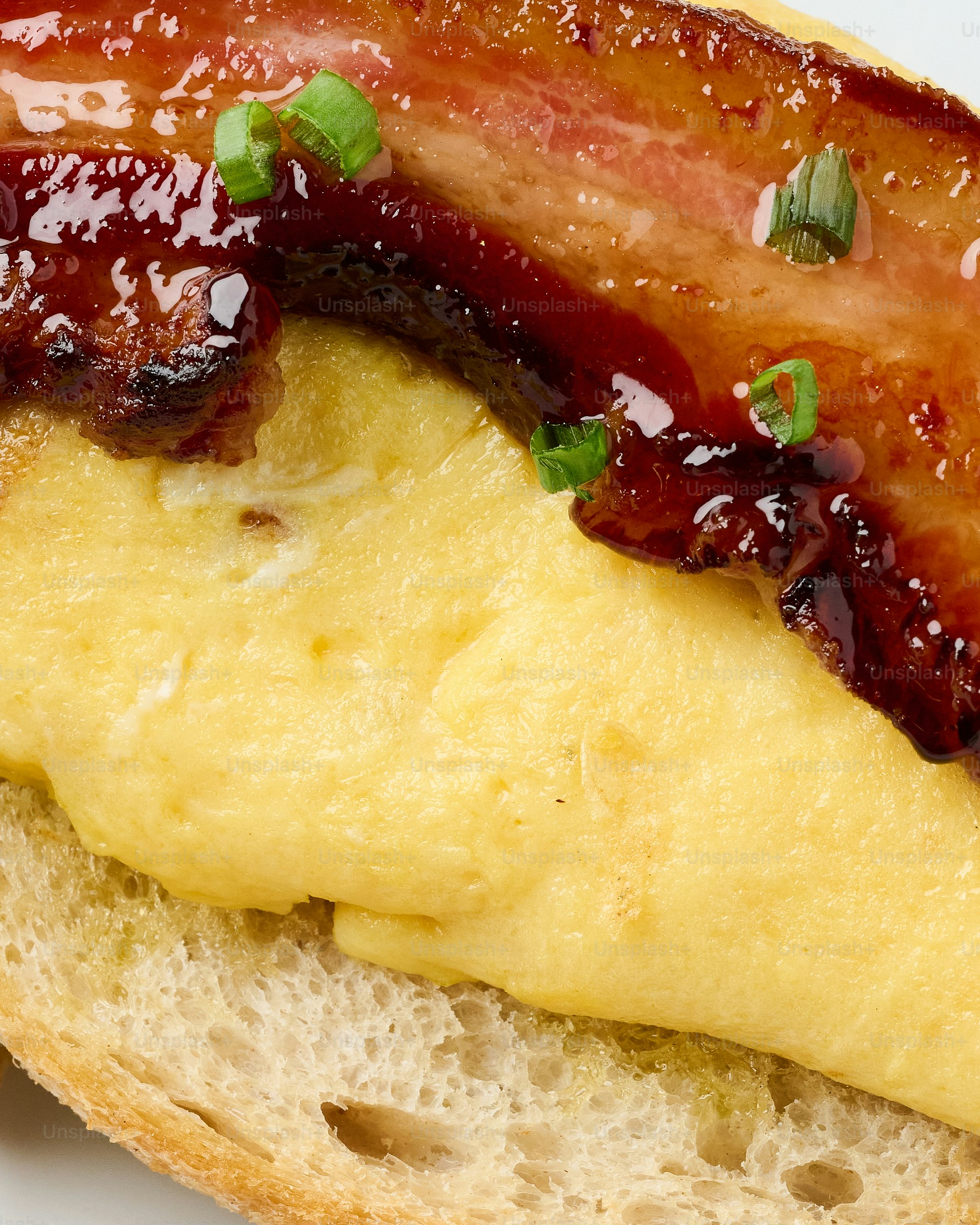 Telur orak-arik dengan bacon di atas roti panggang