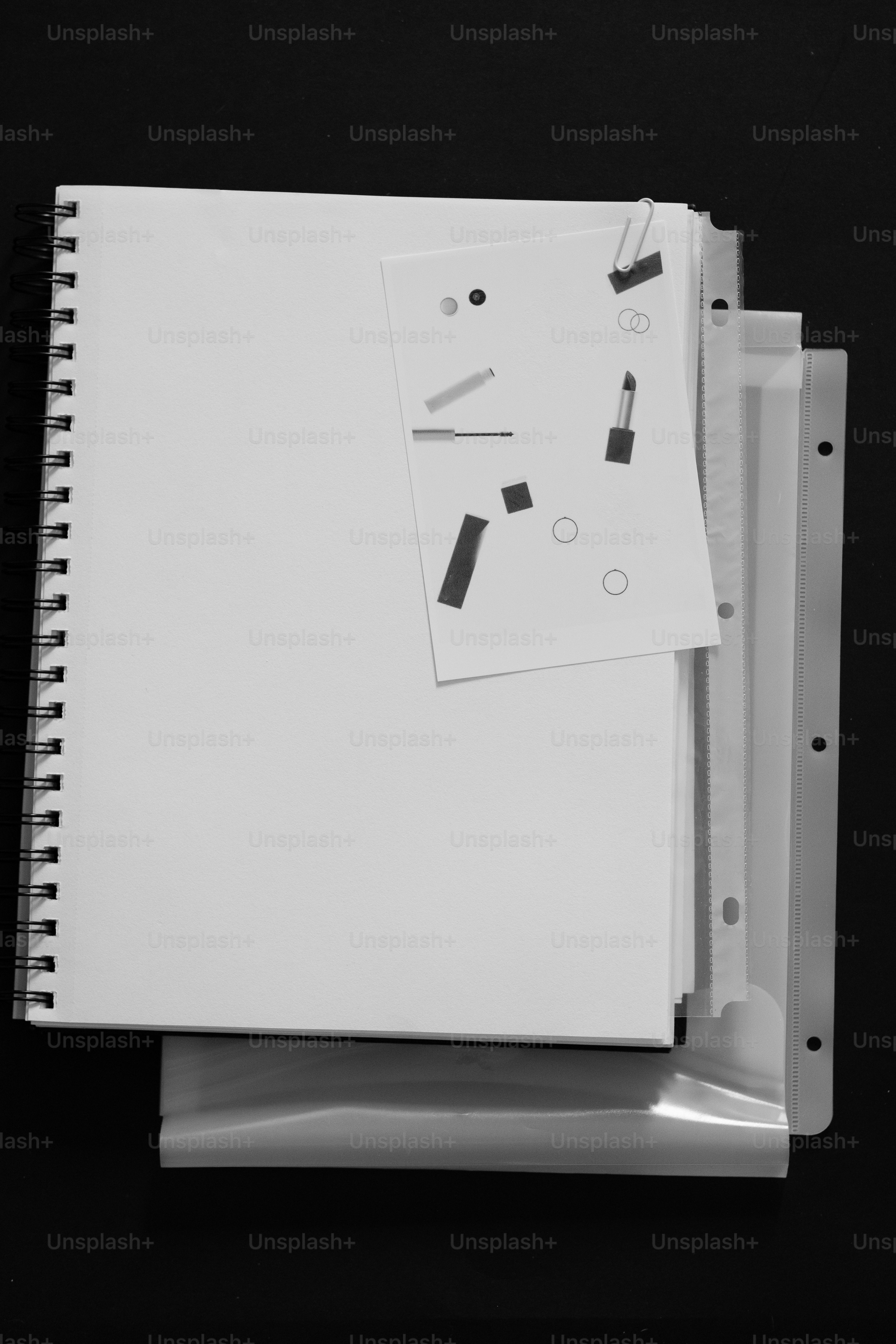 작은 카드와 플라스틱 슬리브가 들어간 빈 노트북