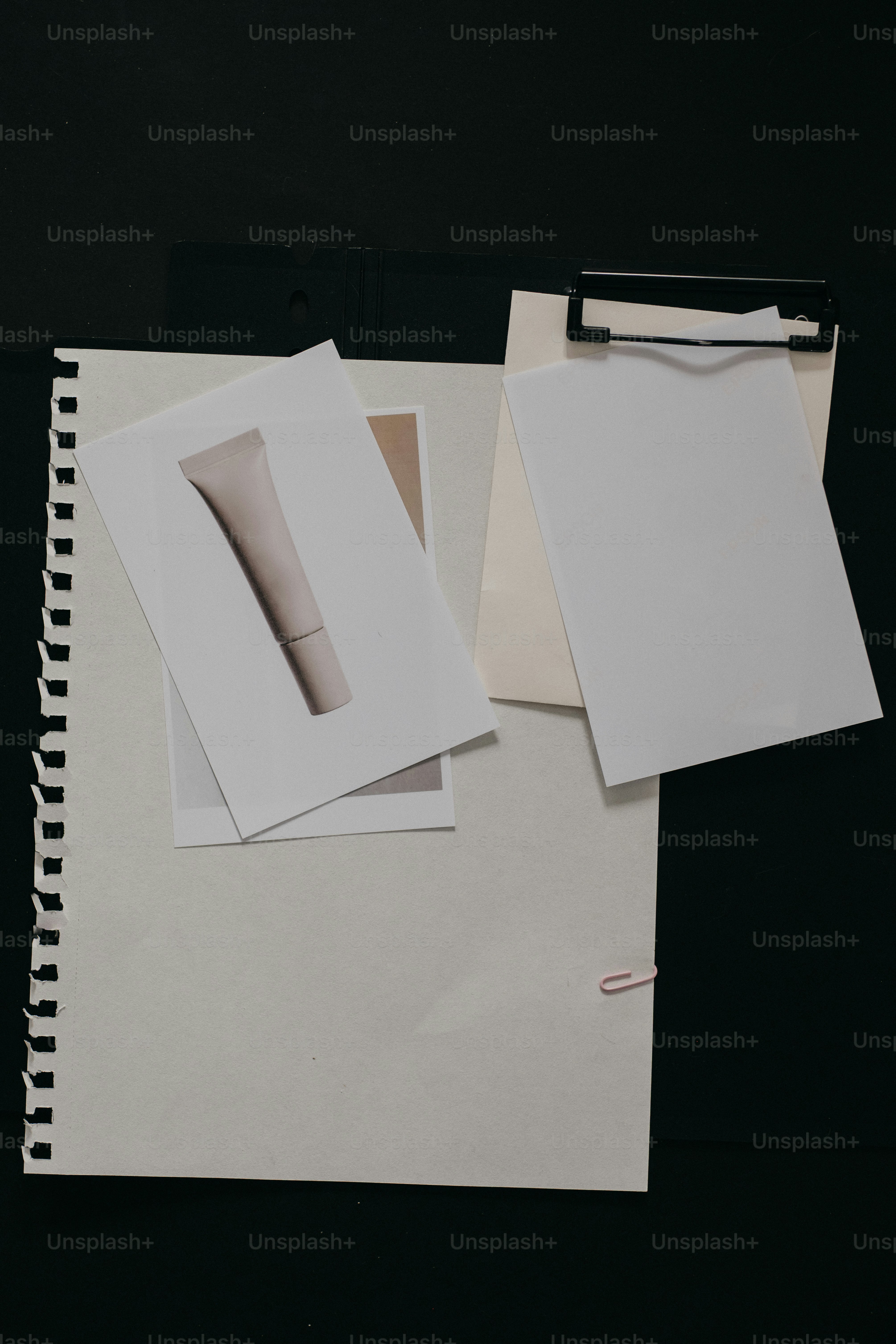 종이와 크림 튜브가 든 노트북.