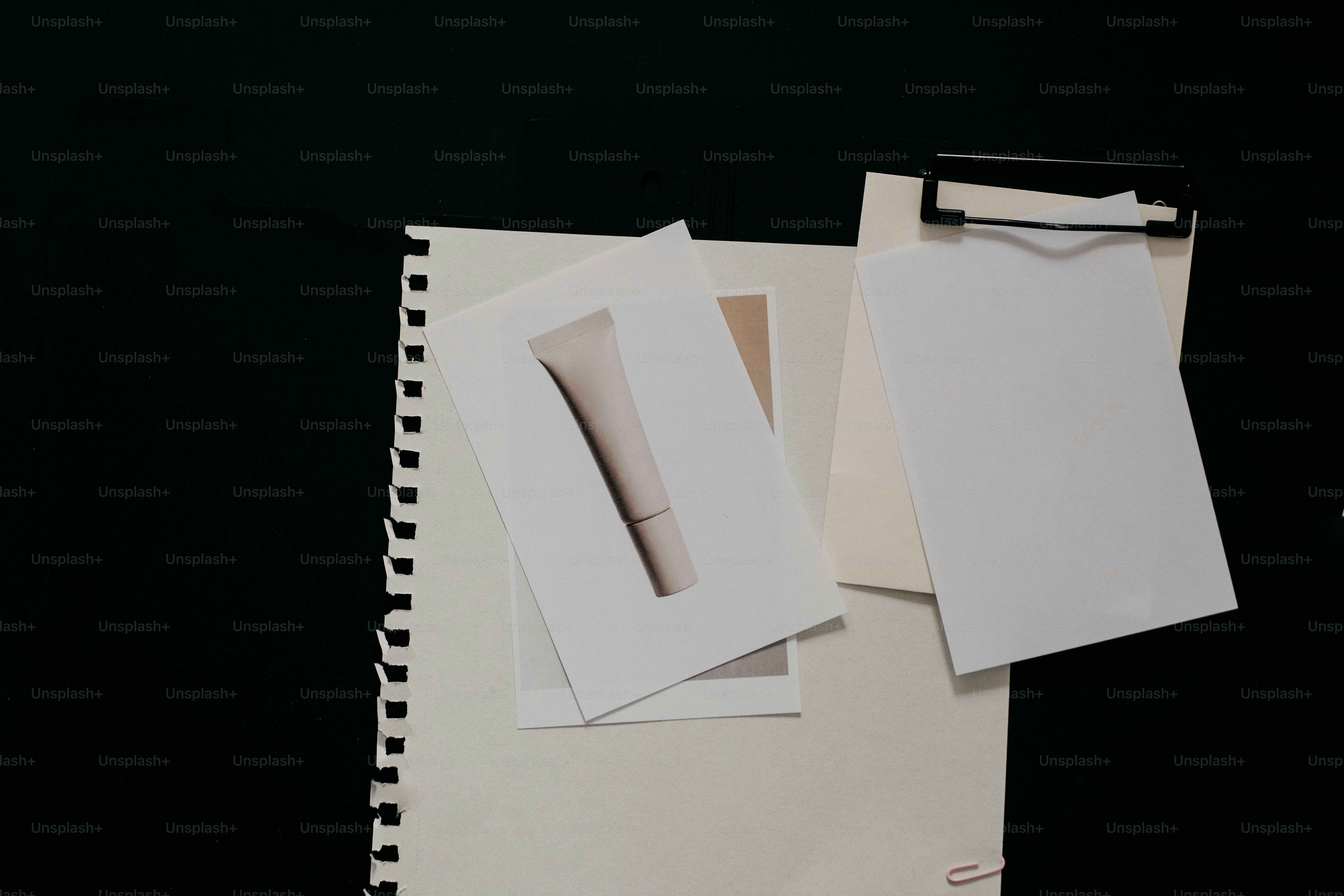 어두운 표면 위에 종이가 담긴 클립보드