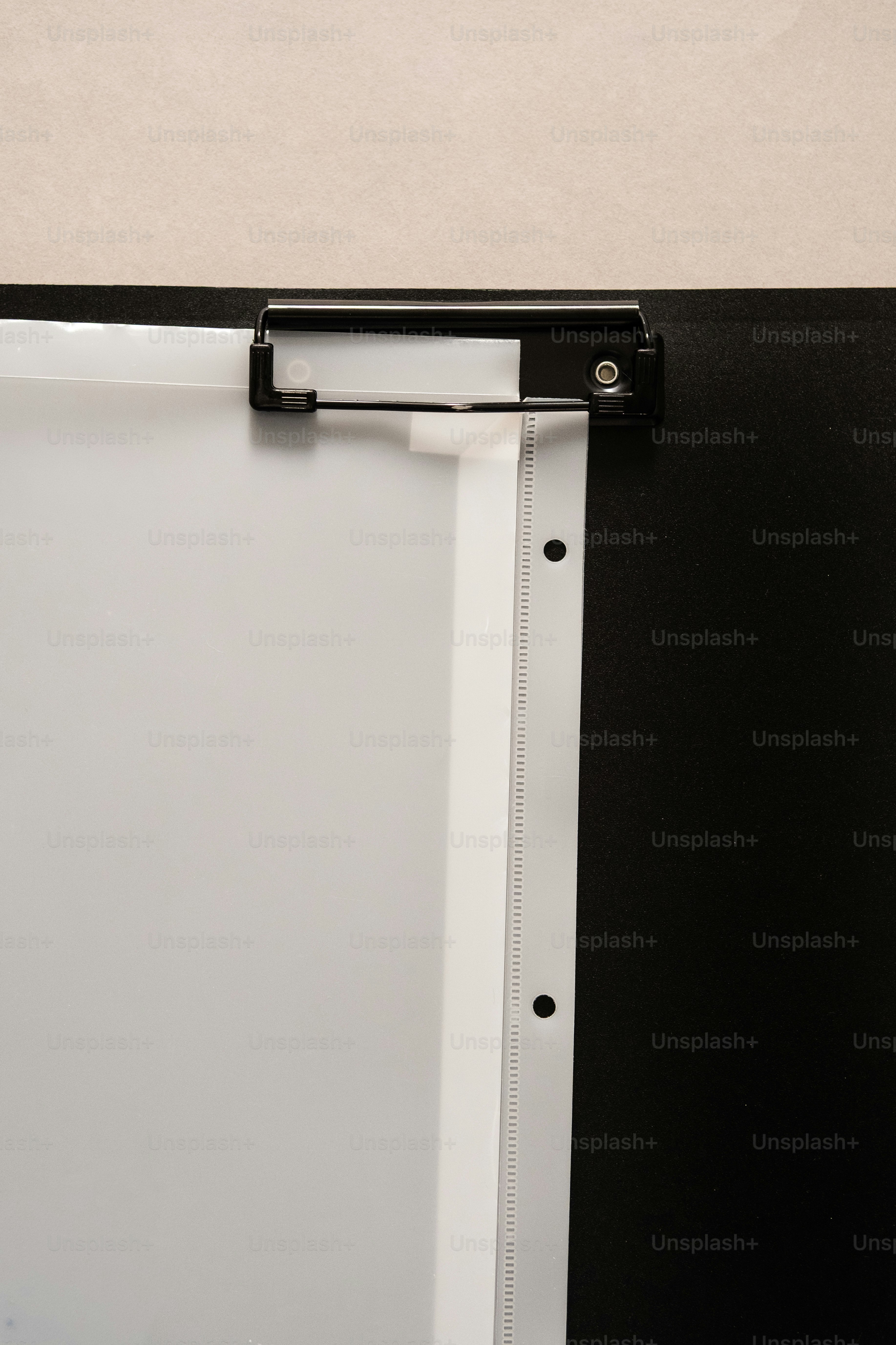 검은 클립보드에 부착된 투명 플라스틱 시트.