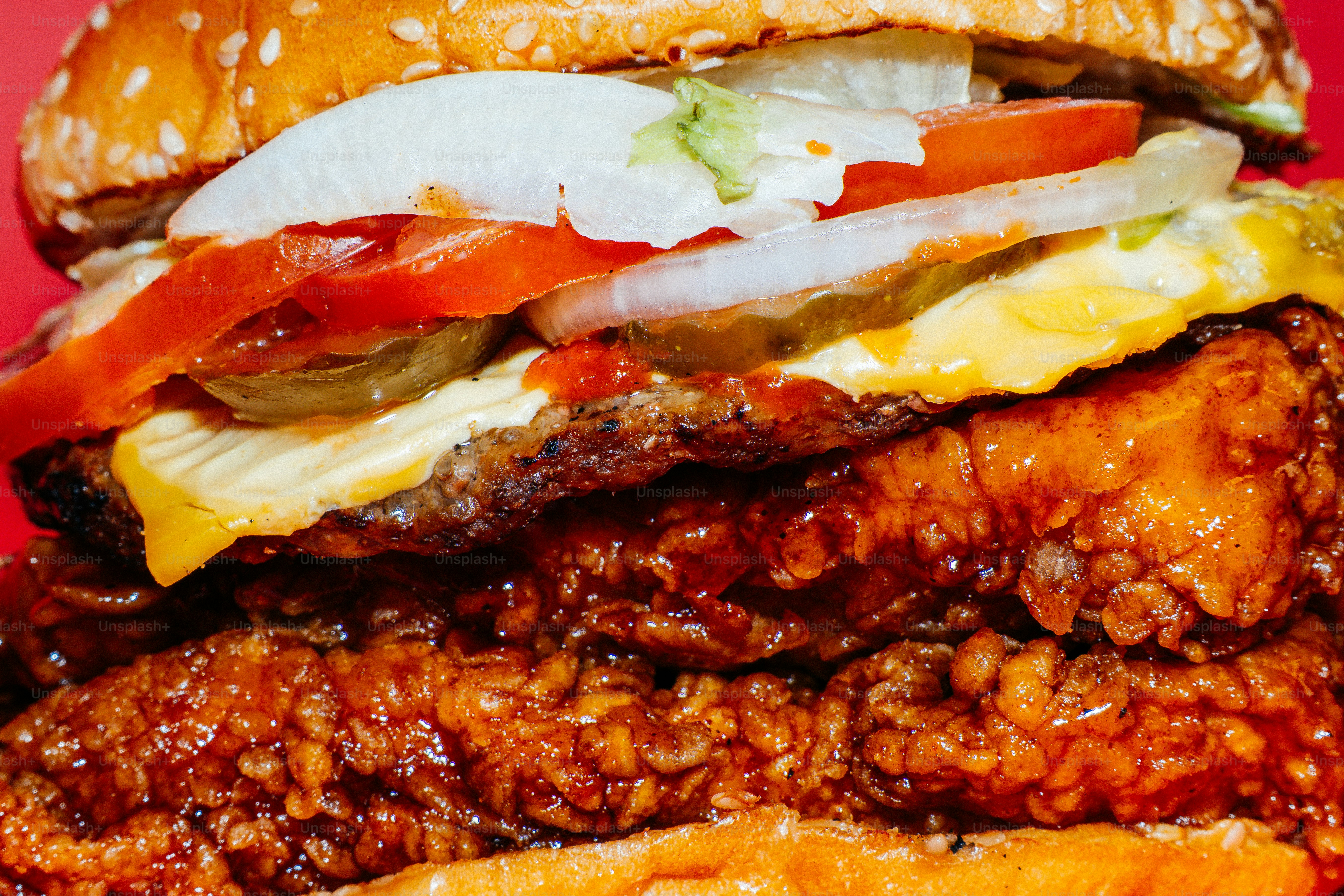Ein saftiger Doppel-Cheeseburger mit knusprigem frittiertem Hähnchen