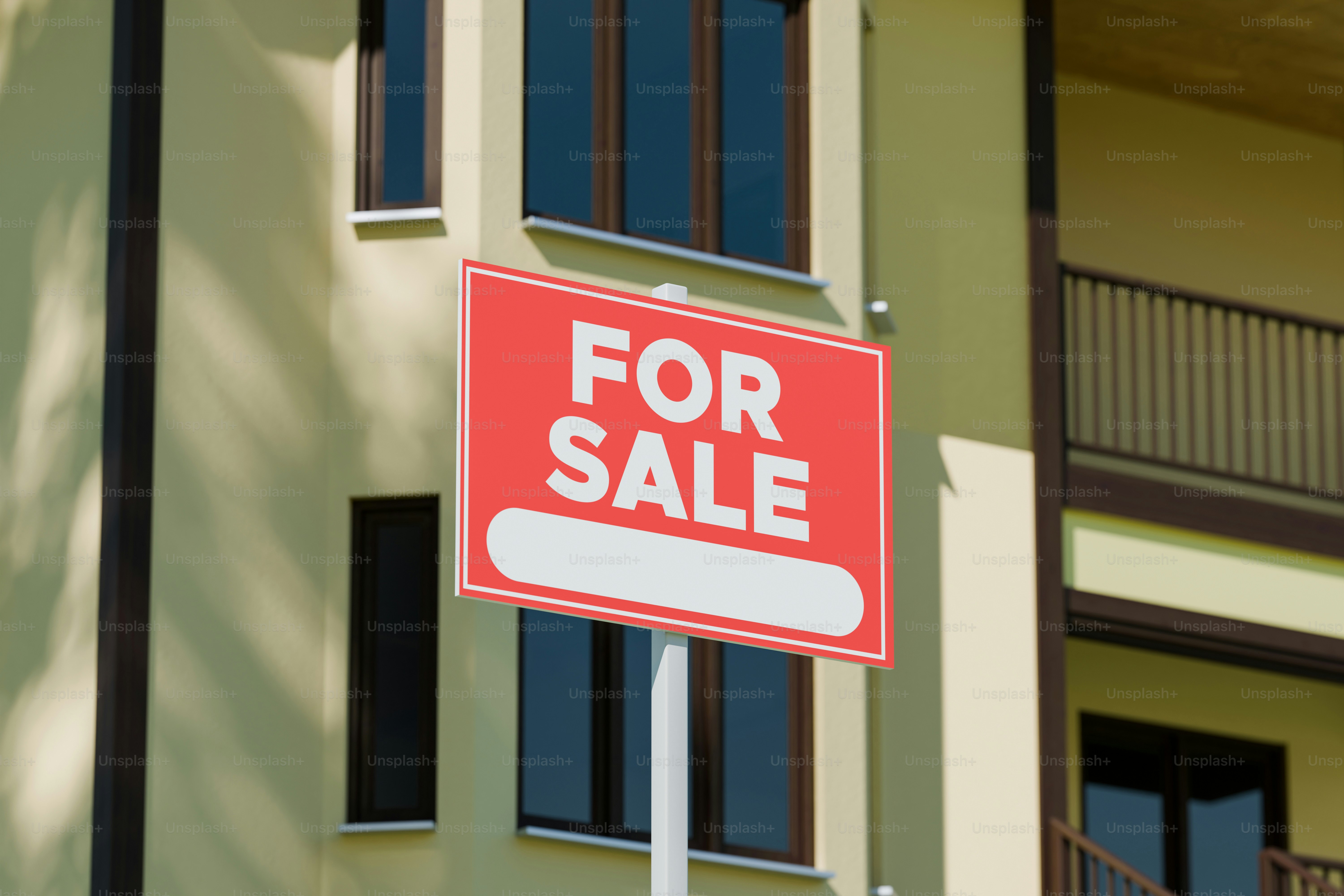 Cartel rojo de venta delante del edificio