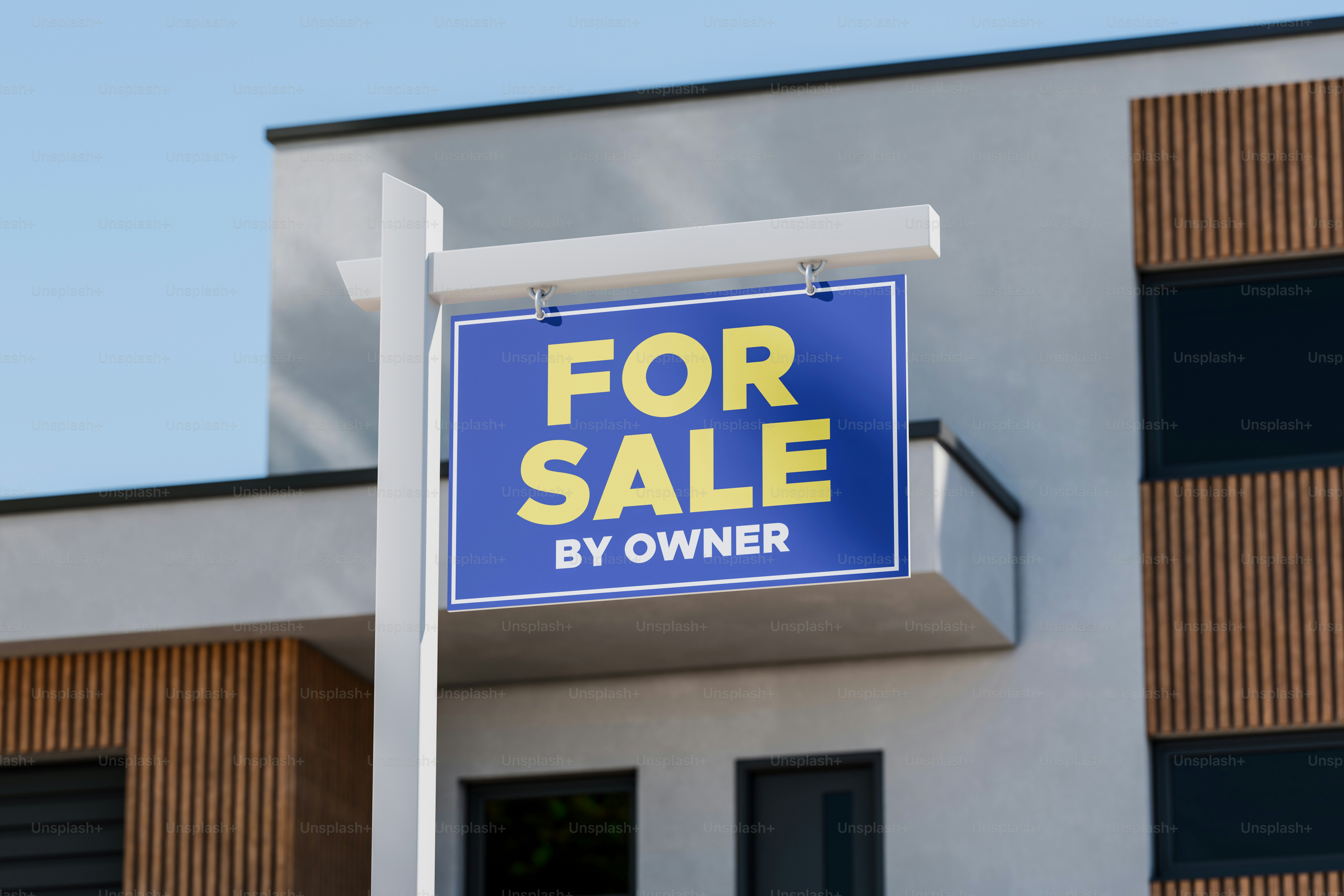 Cartel de 'En venta por el propietario' delante del edificio