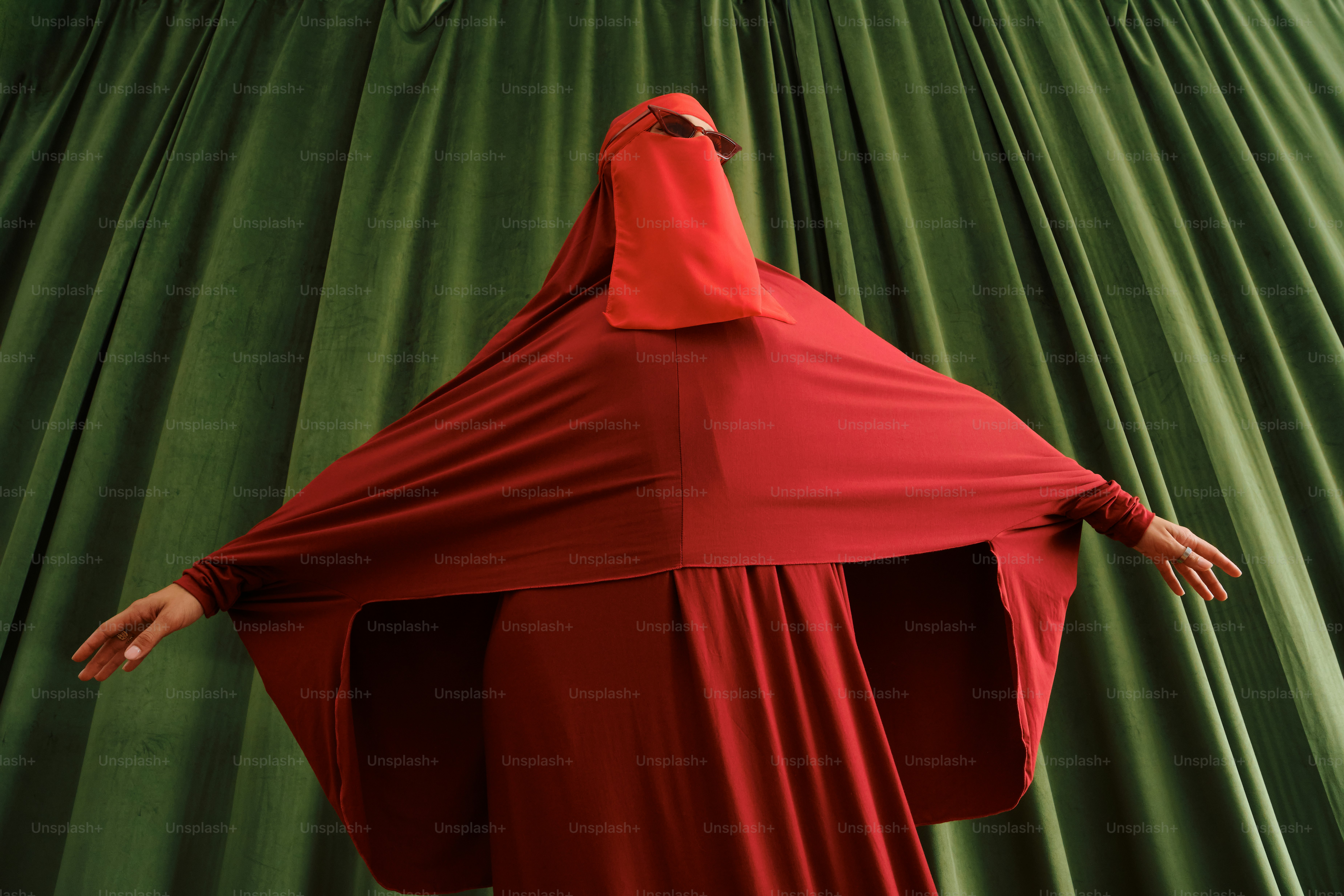 Gambar dalam kain merah dengan latar belakang hijau