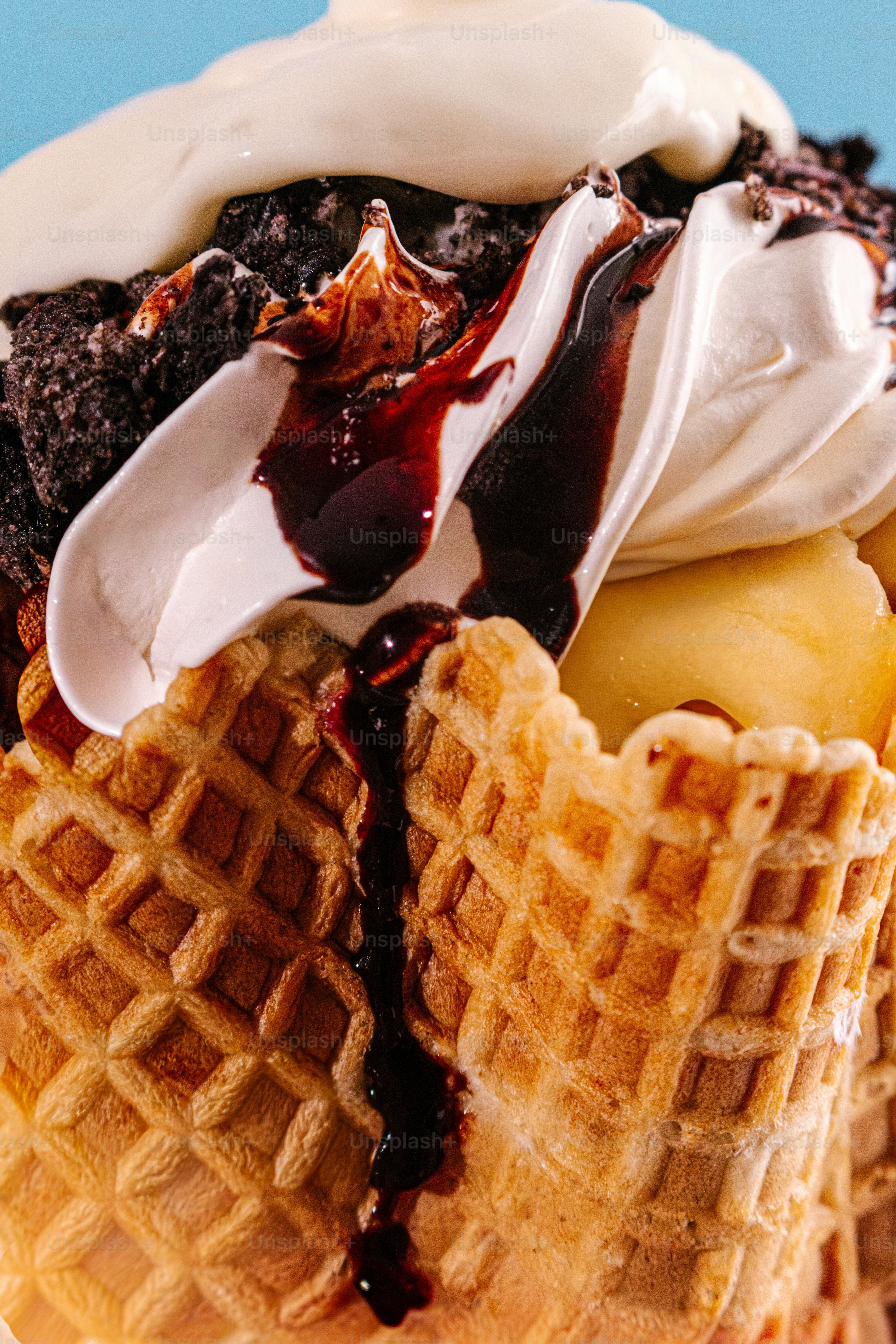 Cone de waffle recheado com sorvete e molho de chocolate