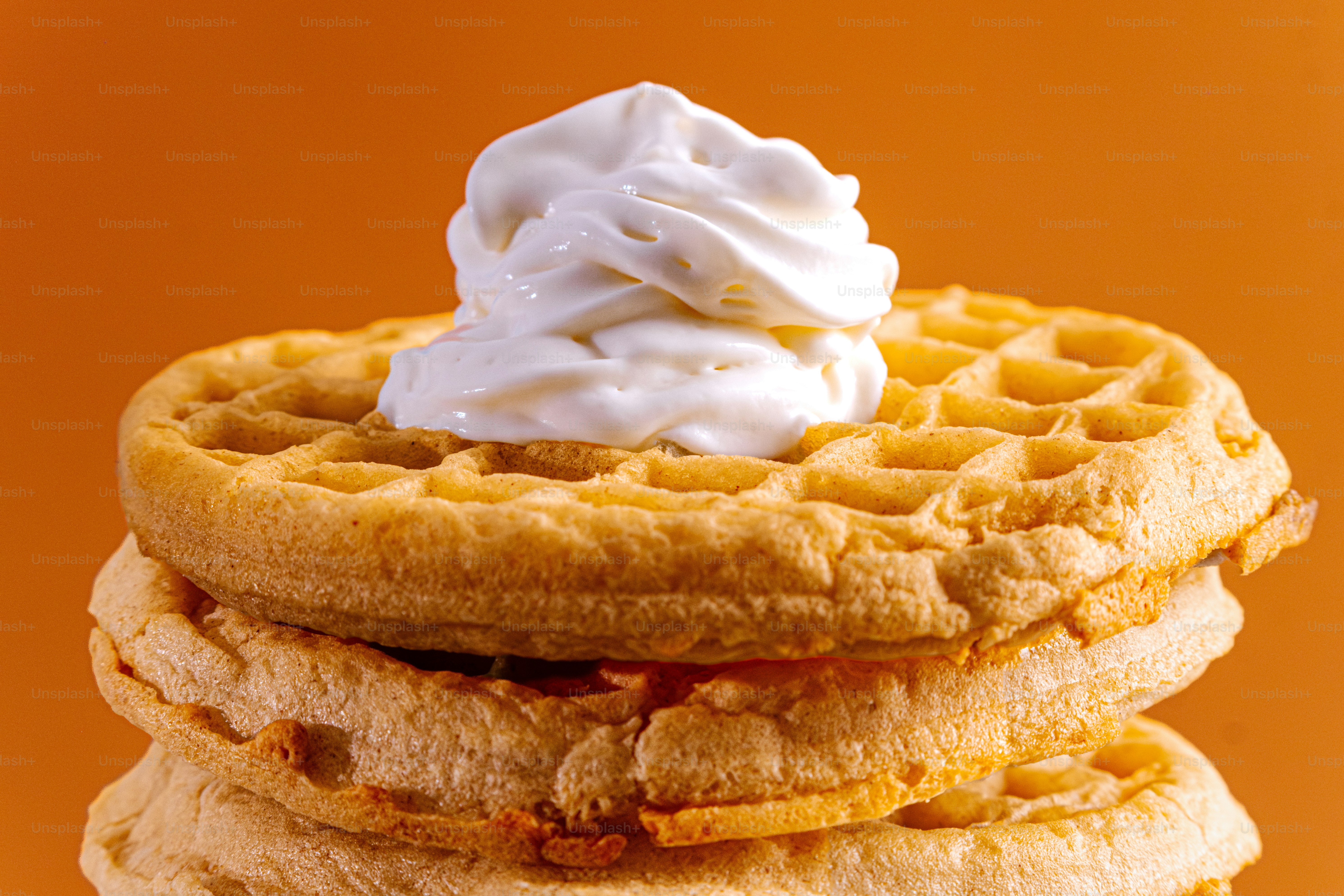 Pilha de waffles coberta com chantilly