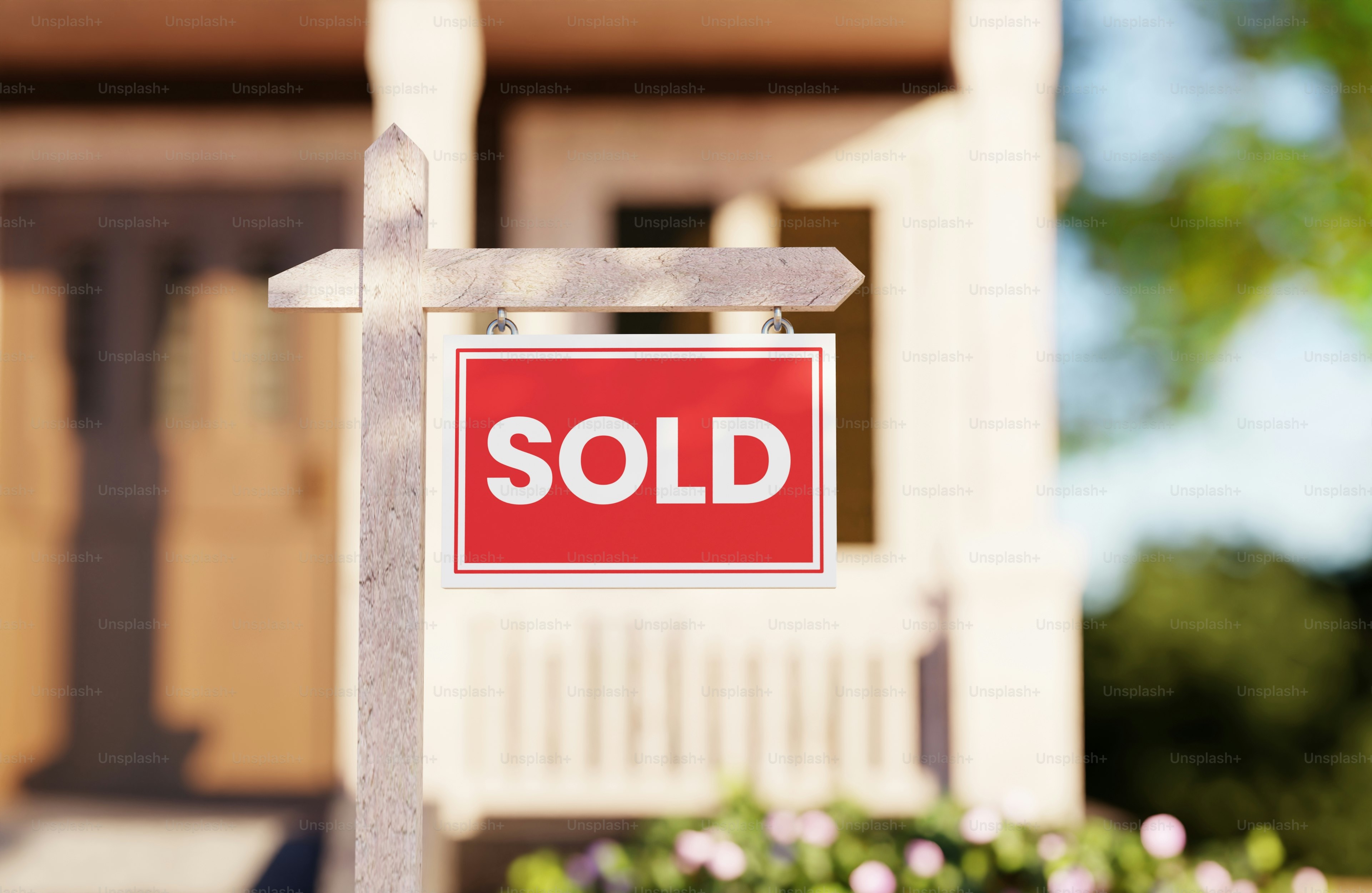 집 앞에 빨간 판매 간판이 붙어 있다