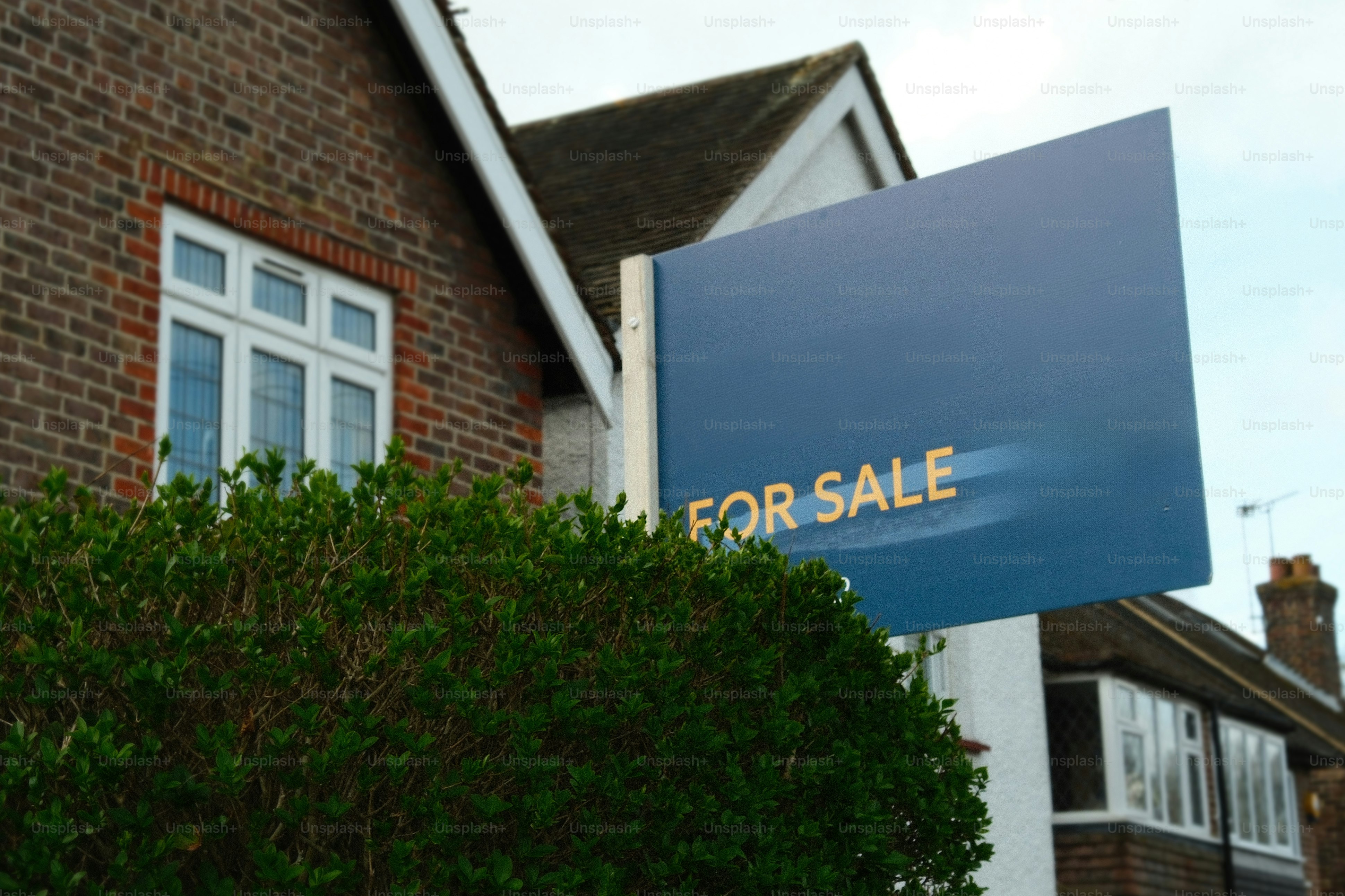 A 'to let' sign in front of a brick house. photo – Real estate Image on ...
