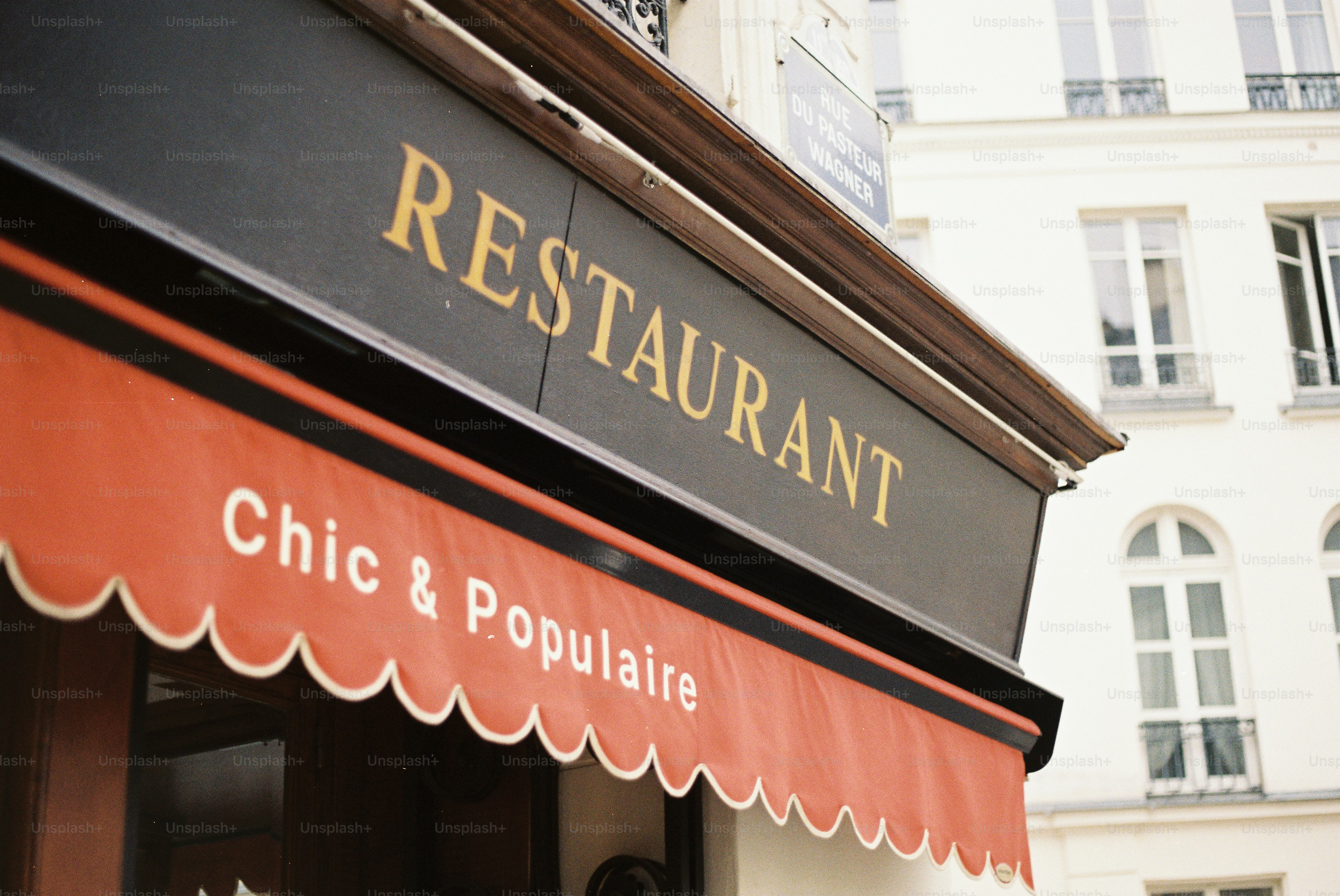 Insegna di ristorante con tenda che recita chic & populaire