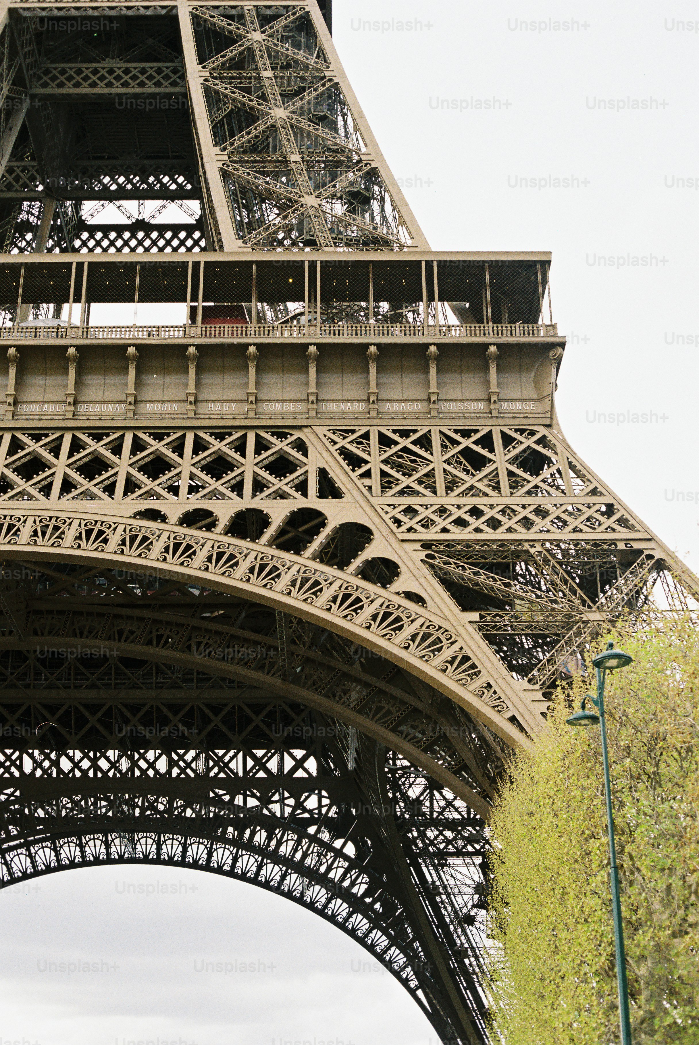 Gros plan sur la structure métallique complexe de la tour Eiffel.