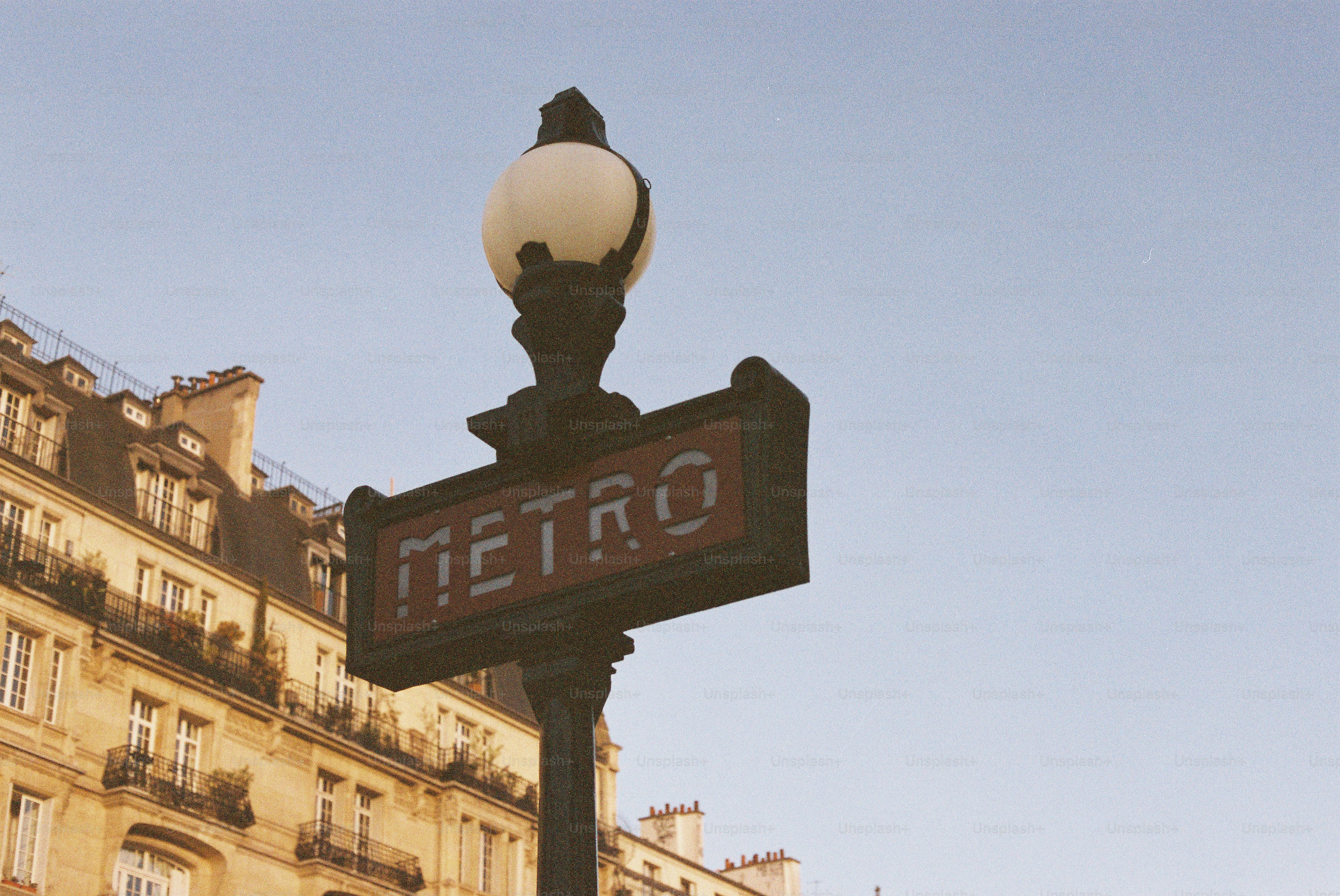 Tanda metro Paris di langit cerah