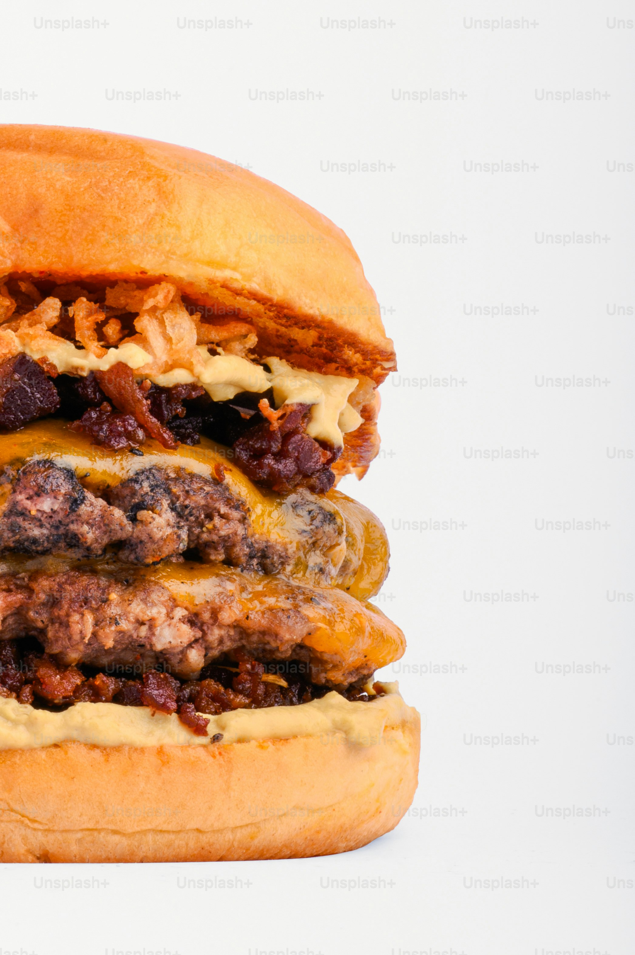 Burger keju ganda tinggi dengan bawang renyah