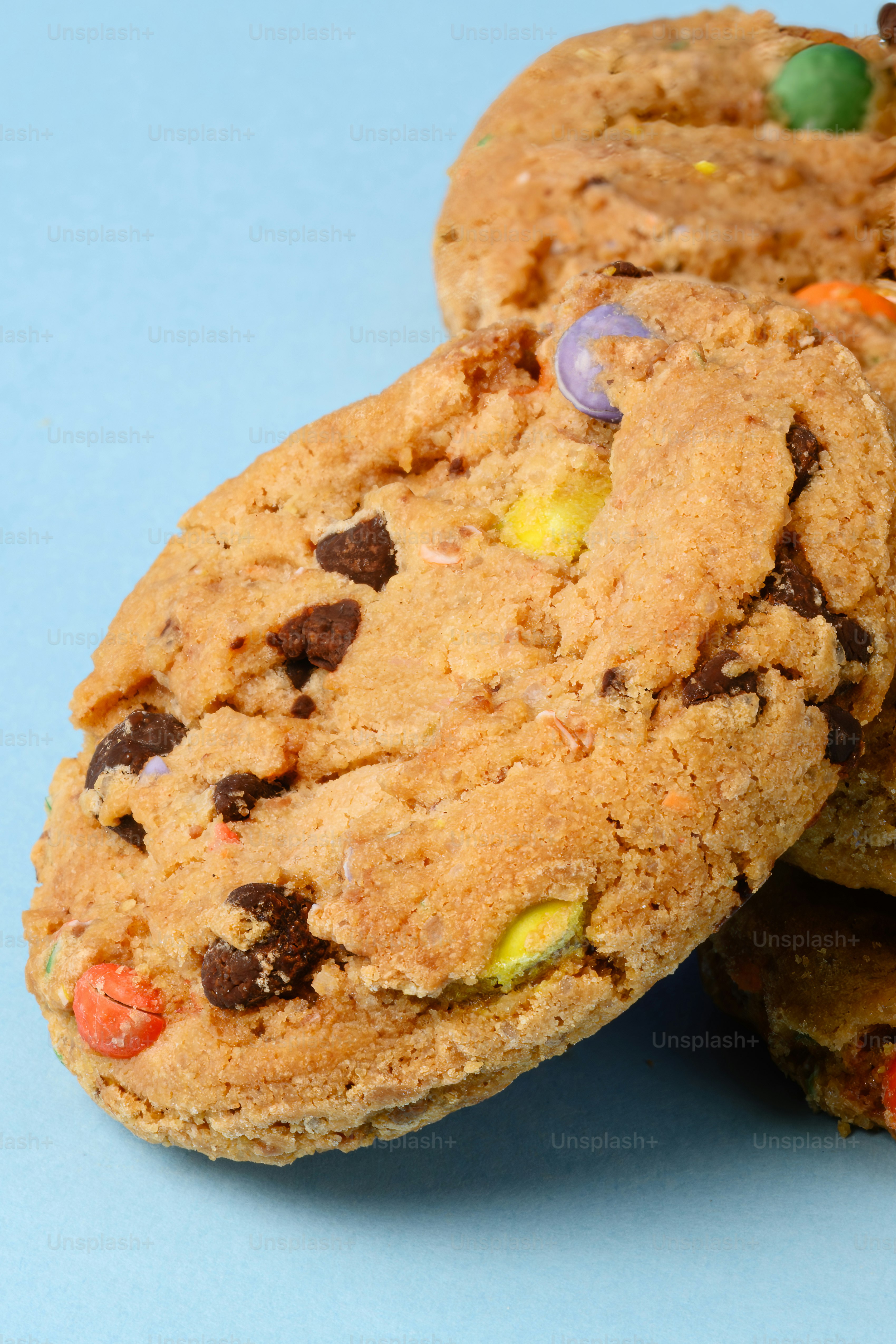 Biscotti con gocce di cioccolato e pezzi colorati di caramelle