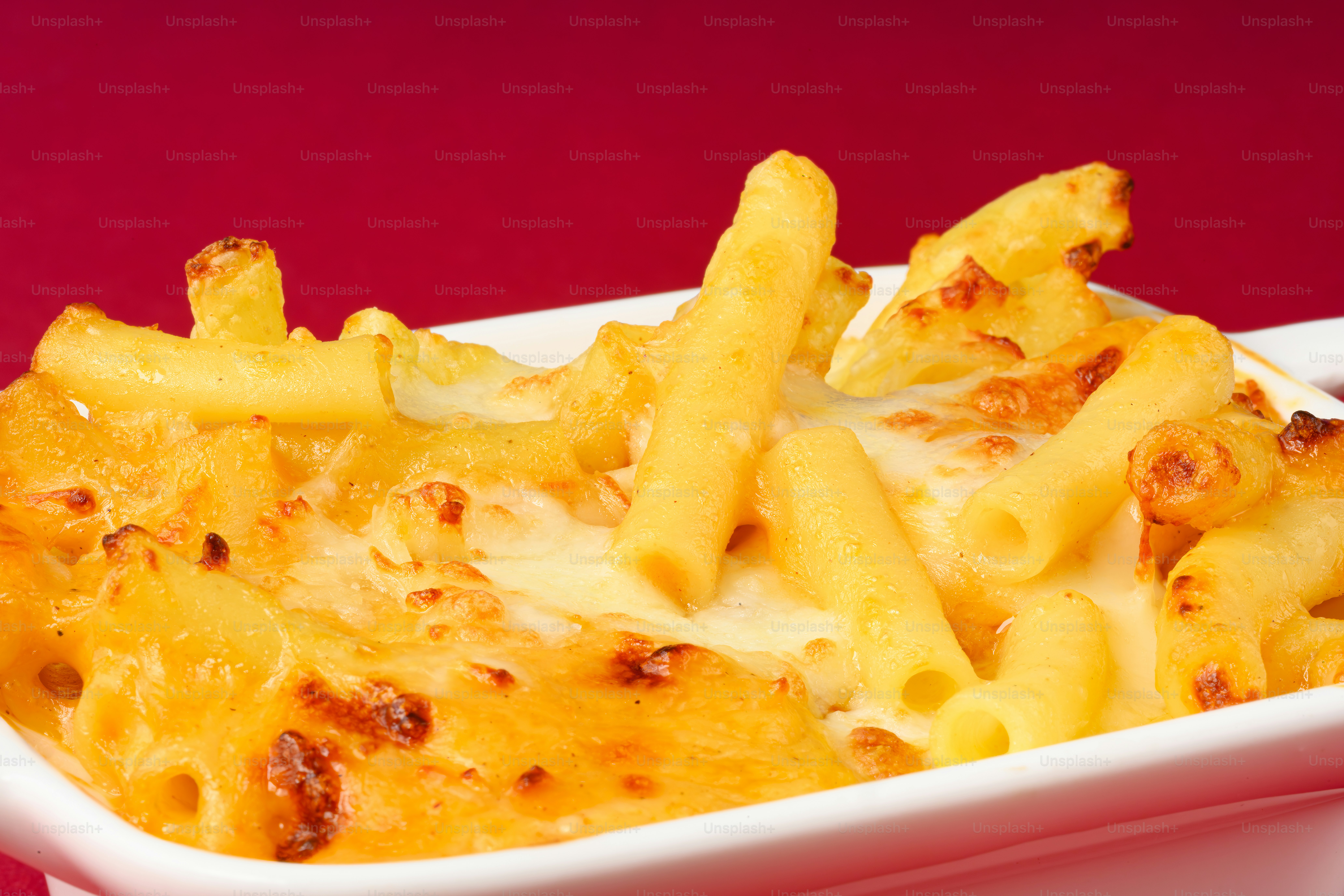 Maccheroni al forno in un piatto bianco