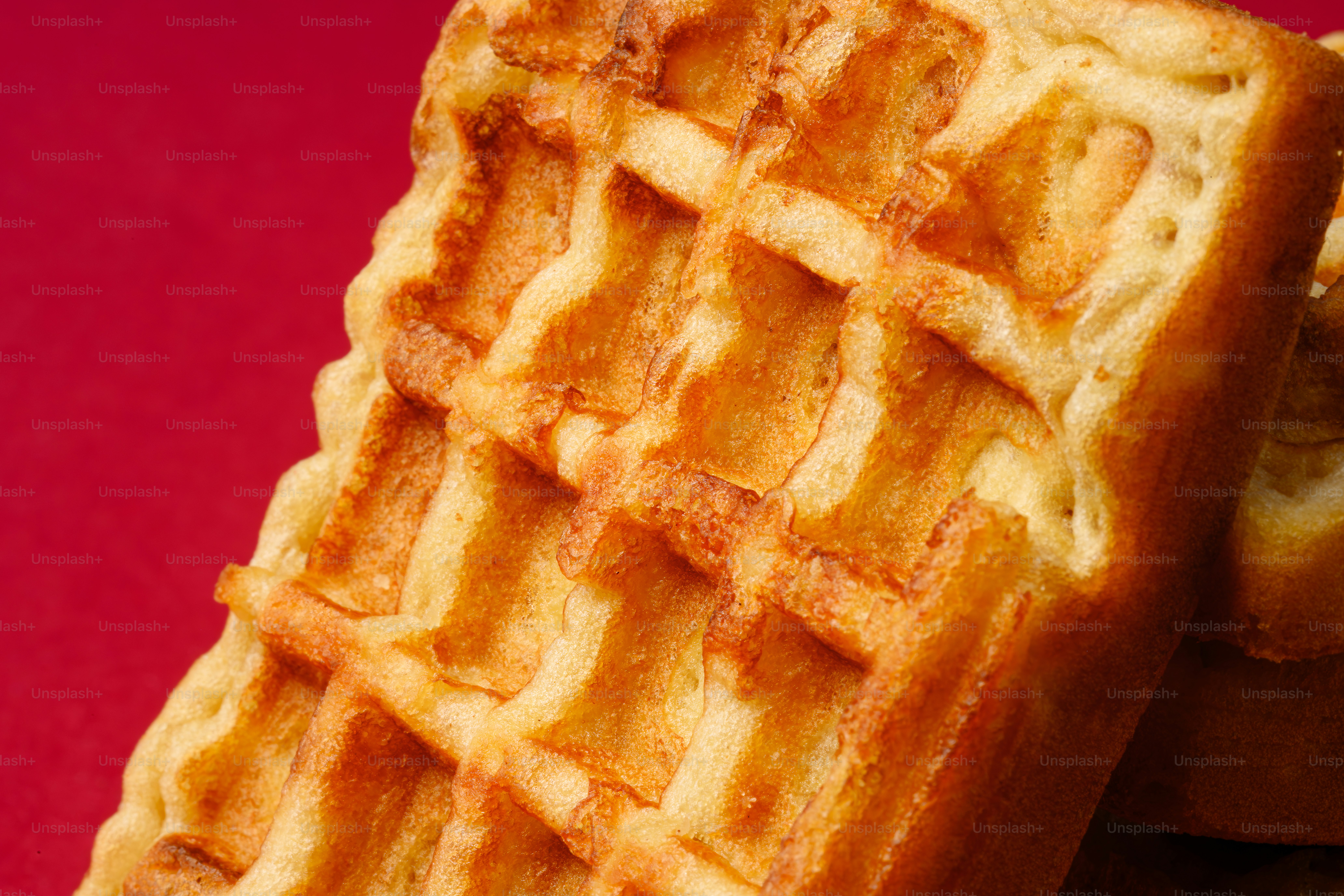Waffle marrone dorato su sfondo rosso