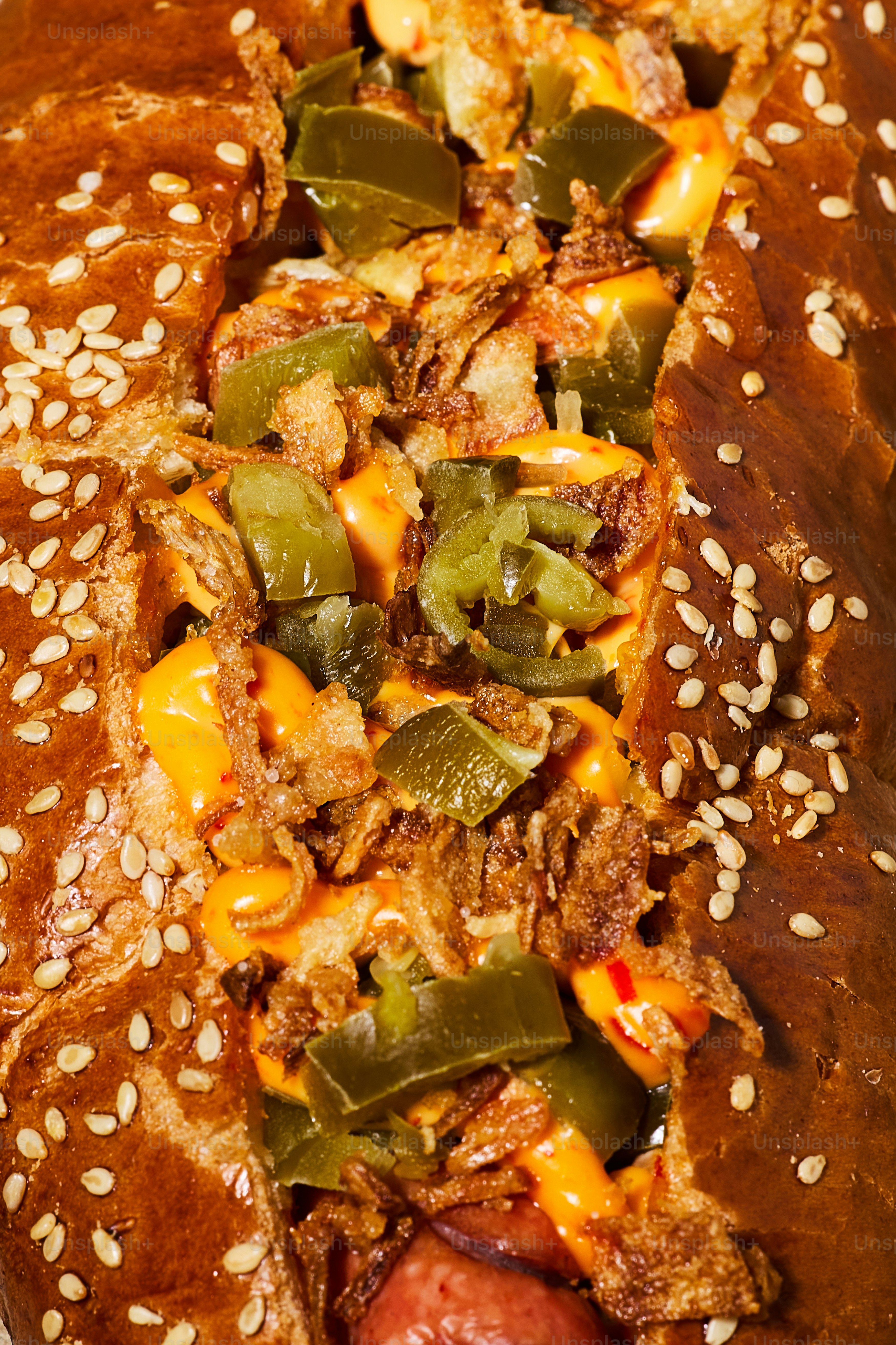 Un hot-dog garni de fromage et de jalapeños