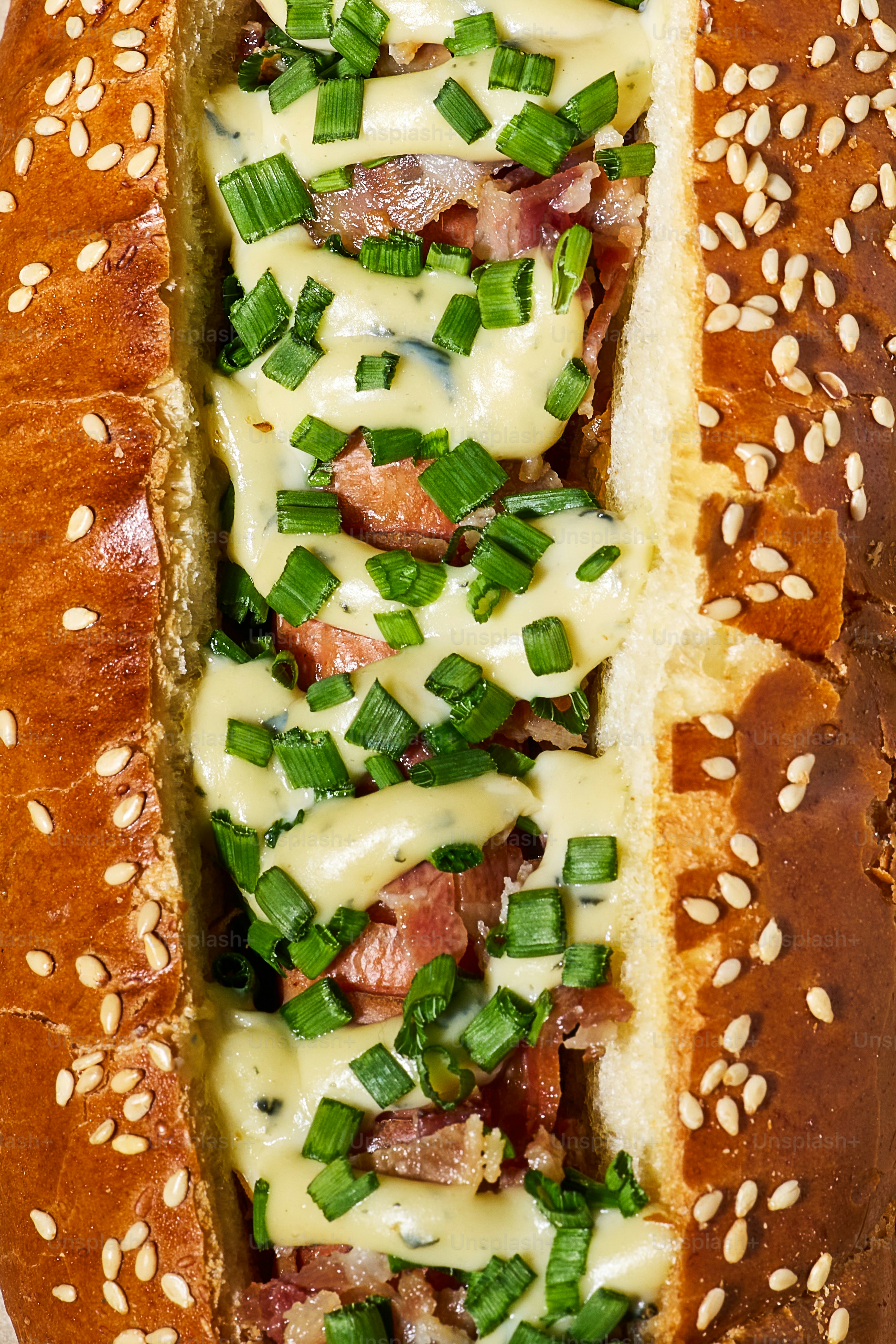 Un gros plan d’un hot-dog avec des garnitures