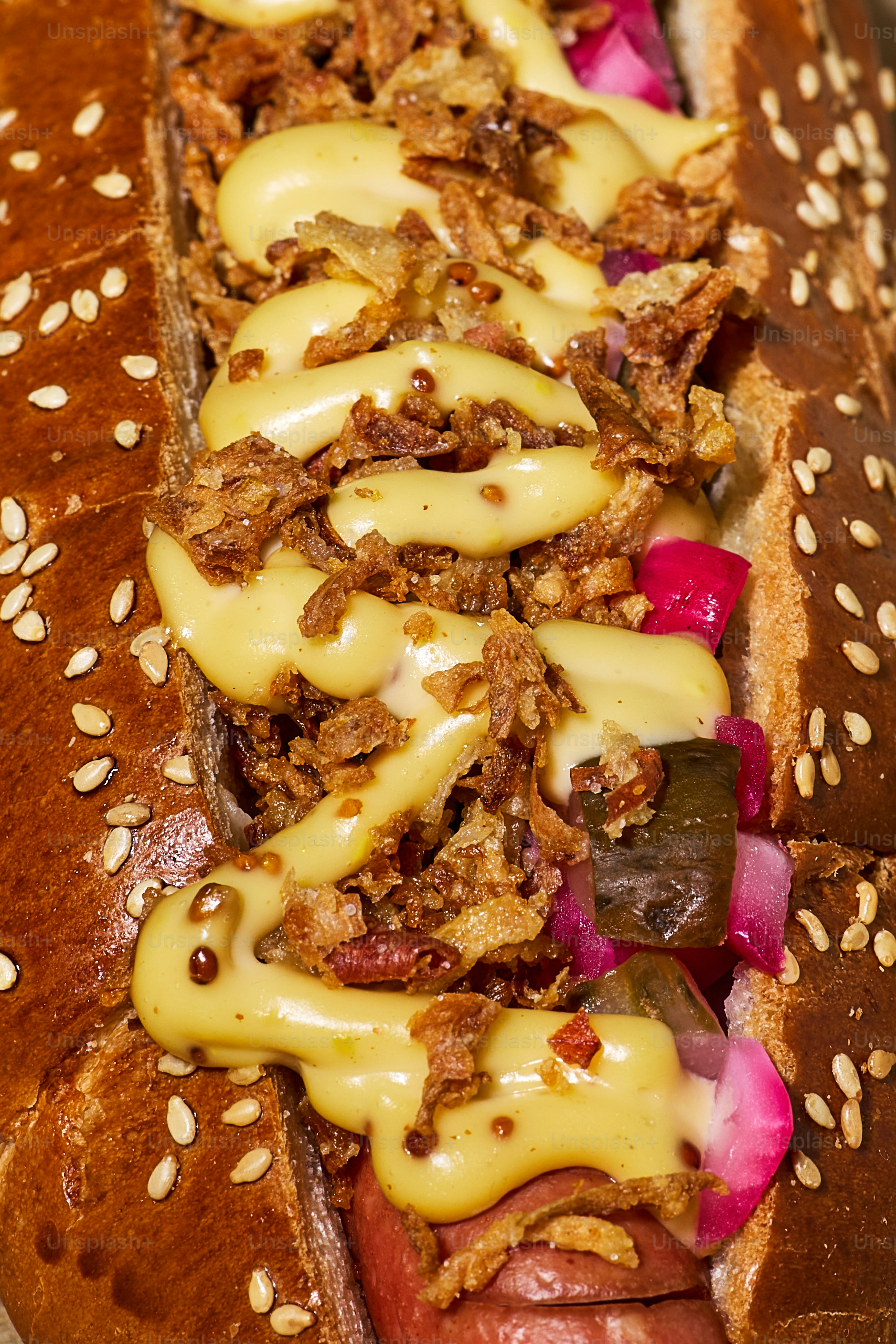 Hot-dog gastronomique avec fromage et garnitures