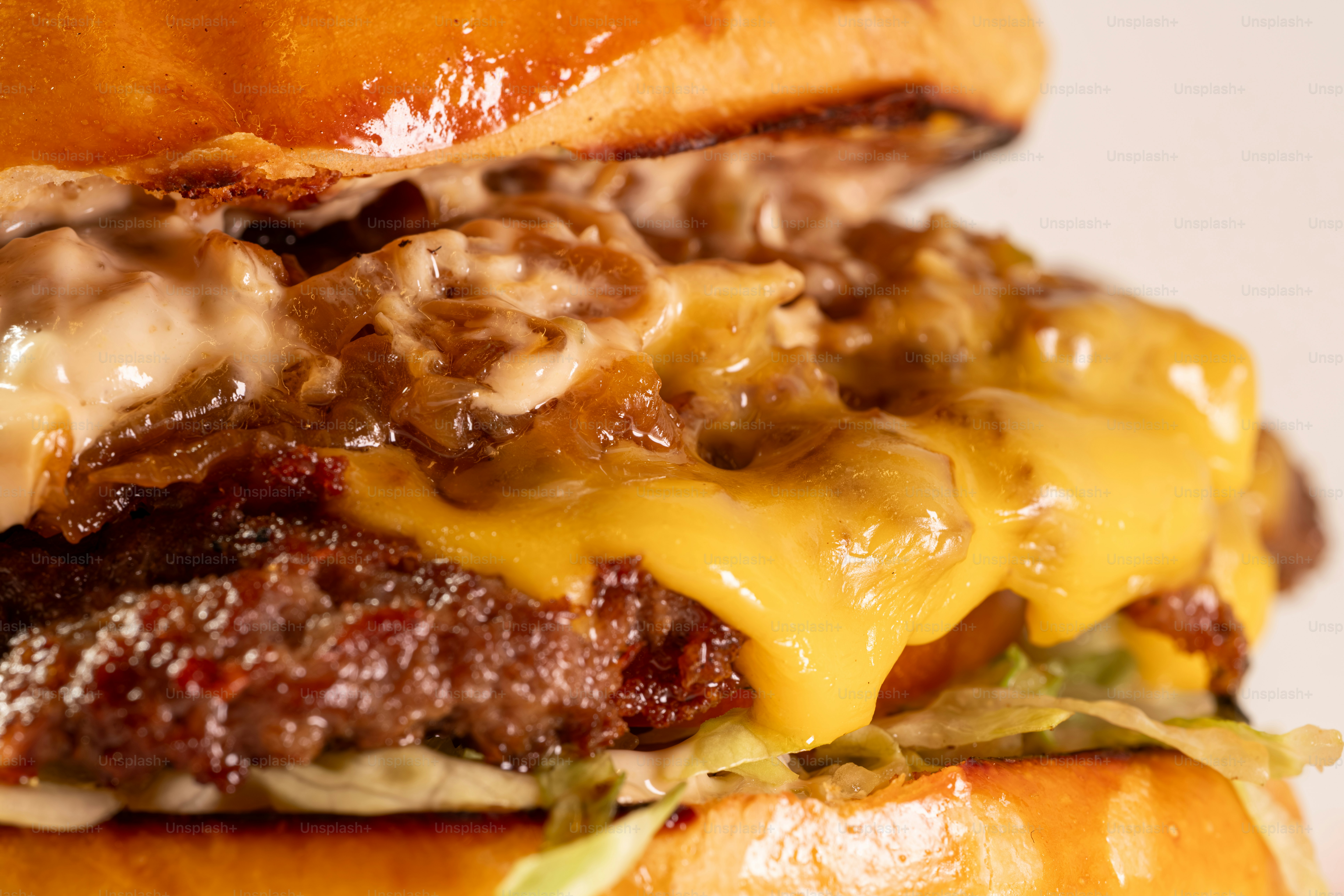 cheeseburger suculento com queijo derretido e cebolas caramelizadas