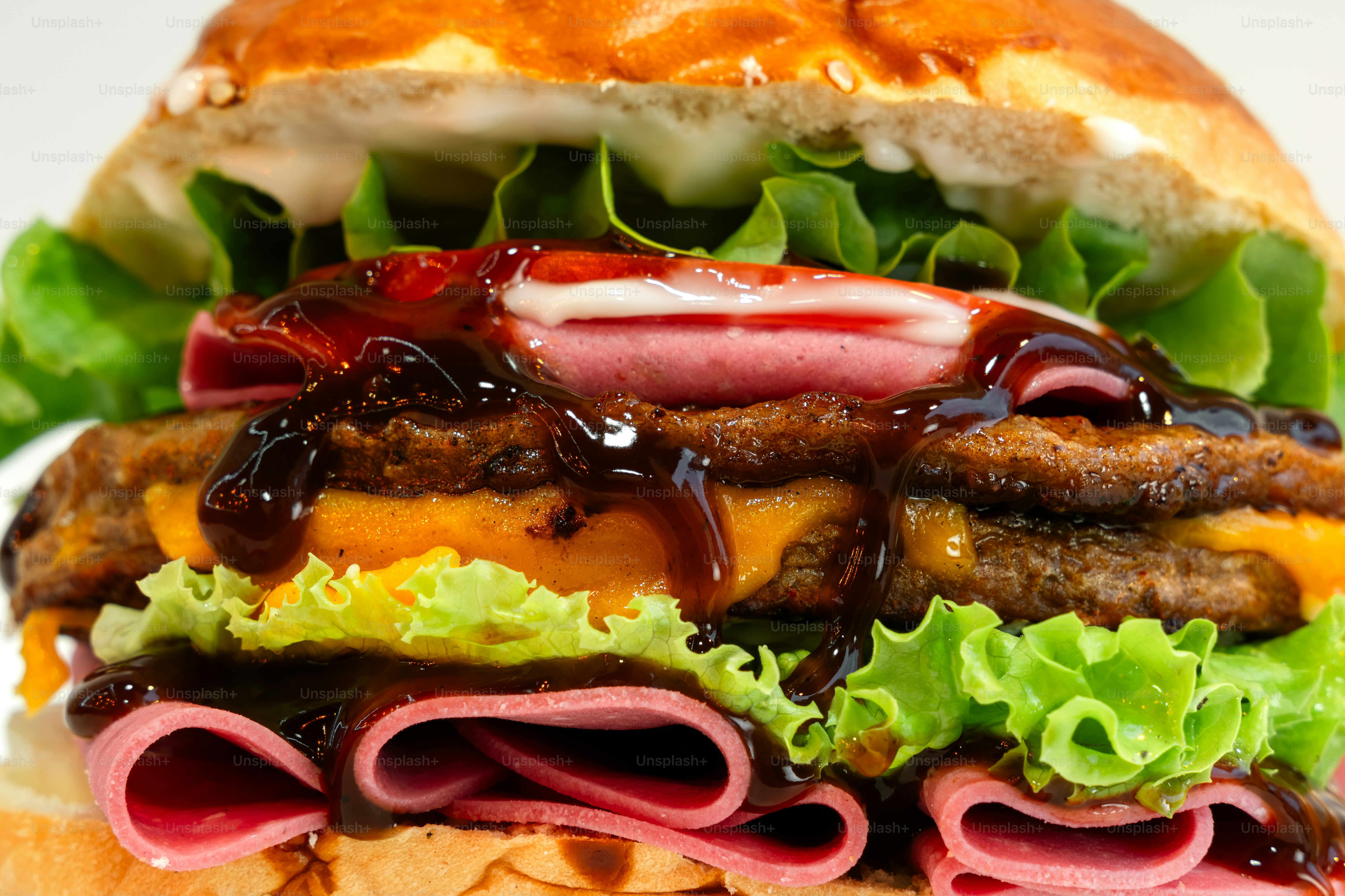 Um cheeseburger duplo suculento com alface e molho