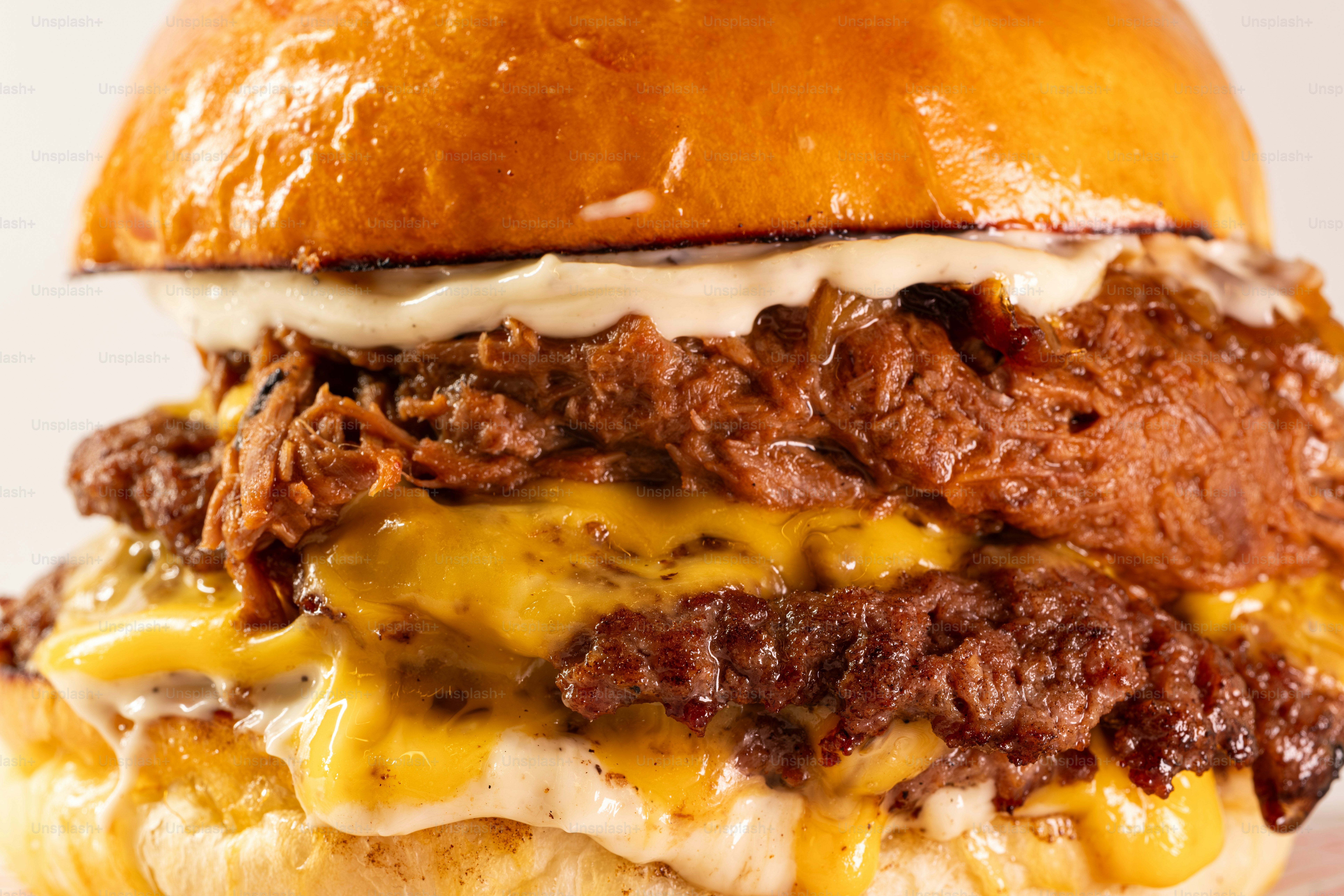 Um cheeseburger duplo suculento com carne desfiada