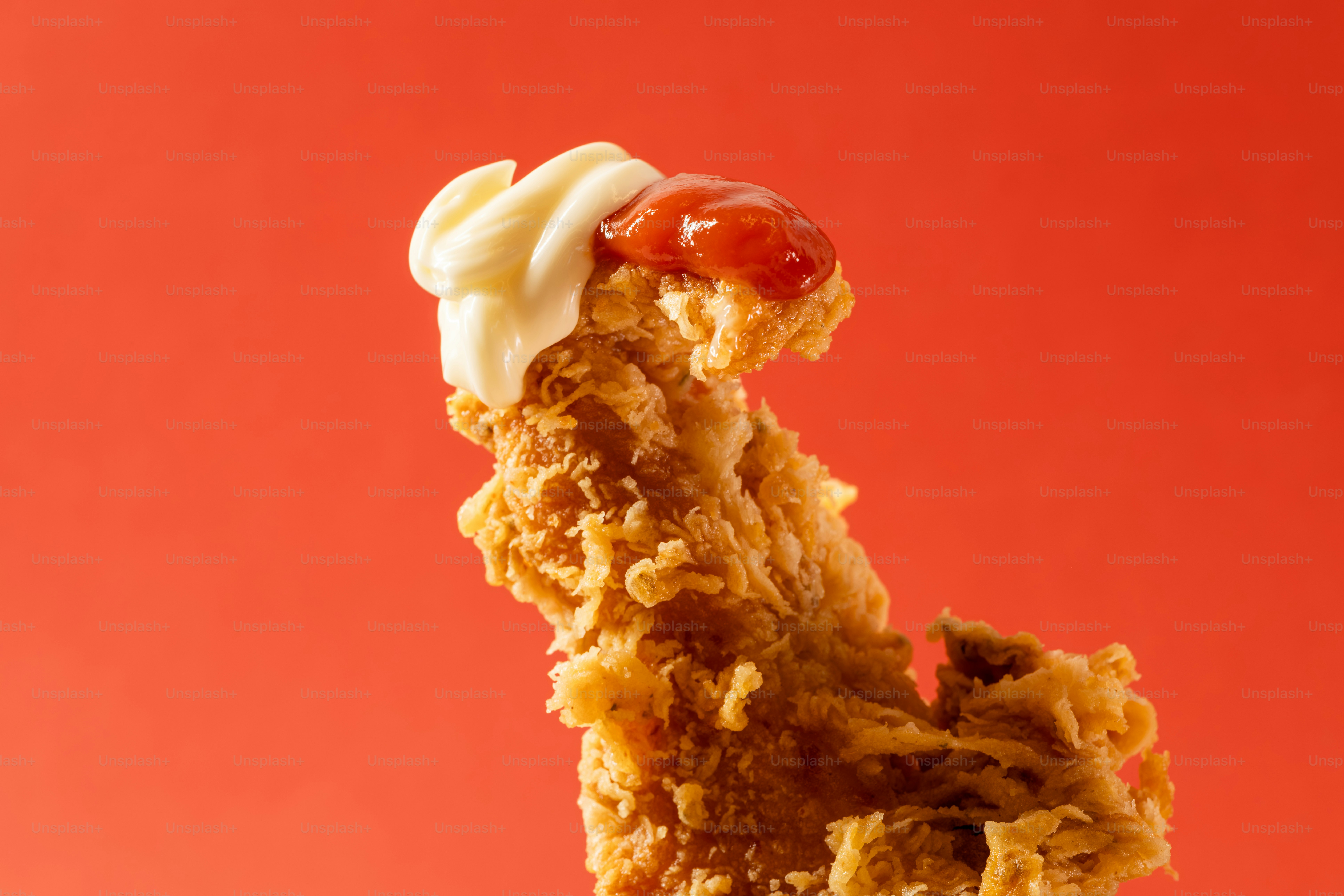 Frango frito crocante com ketchup e maionese