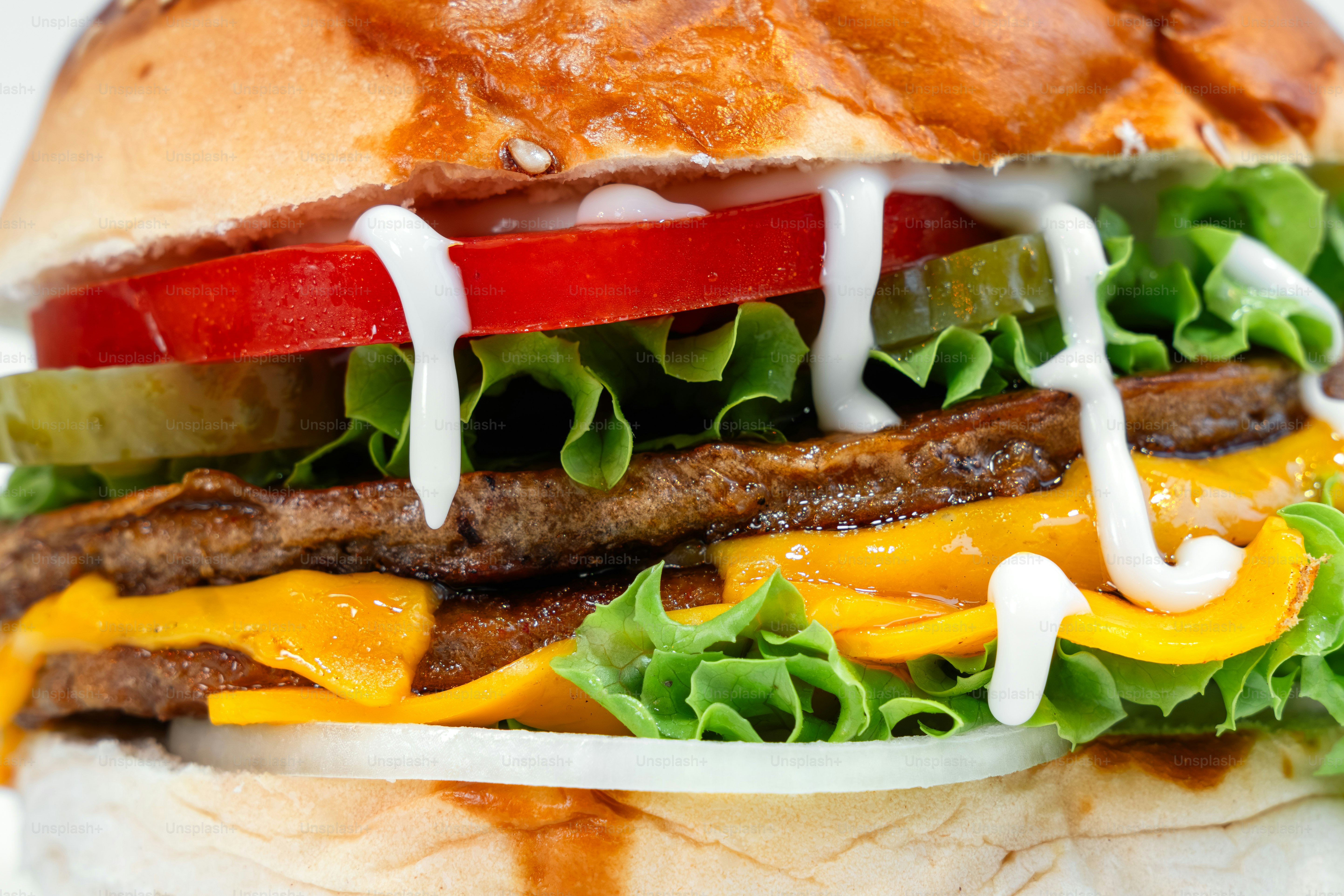 Um delicioso cheeseburger duplo com alface e tomate