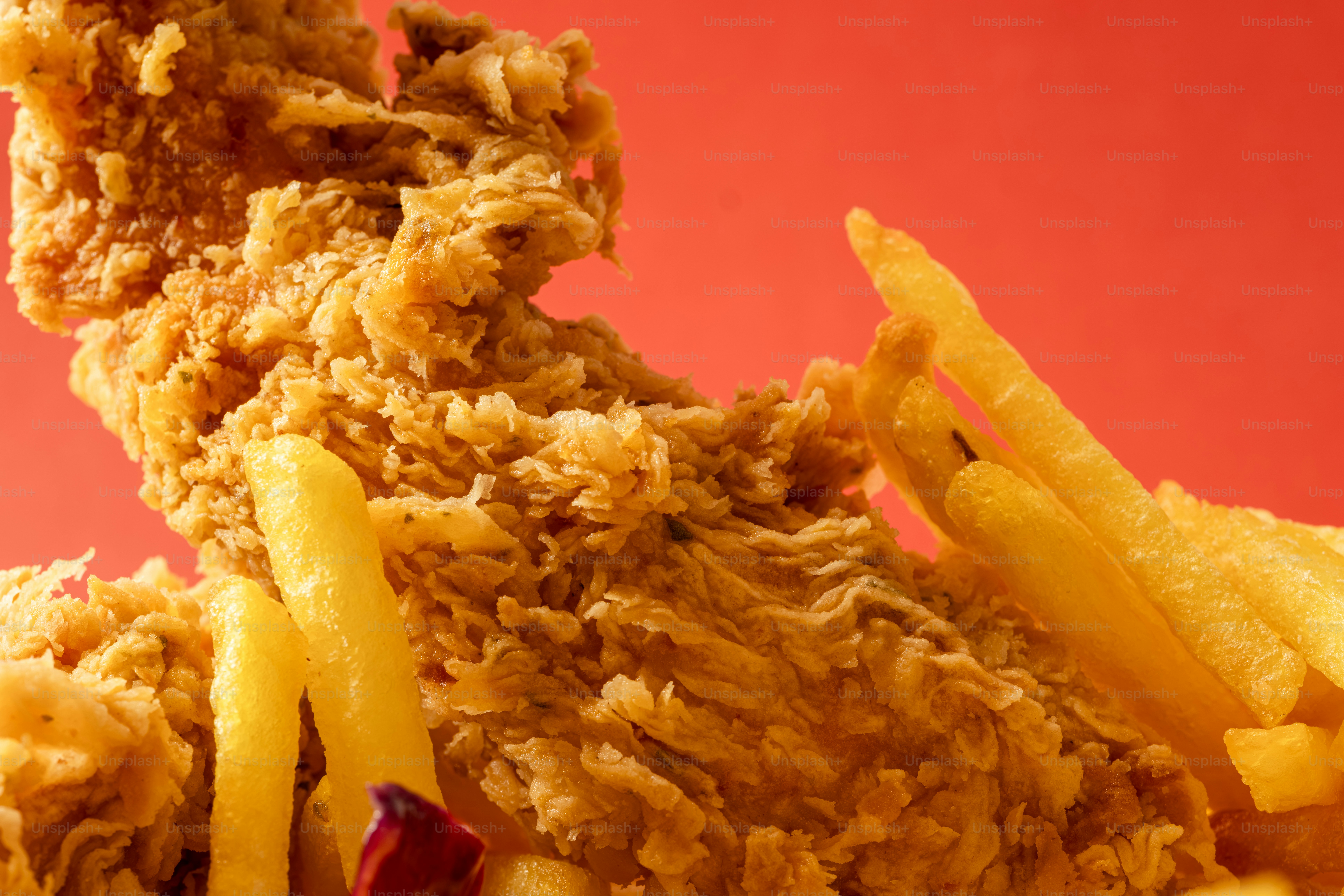 Frango frito crocante com batatas fritas douradas