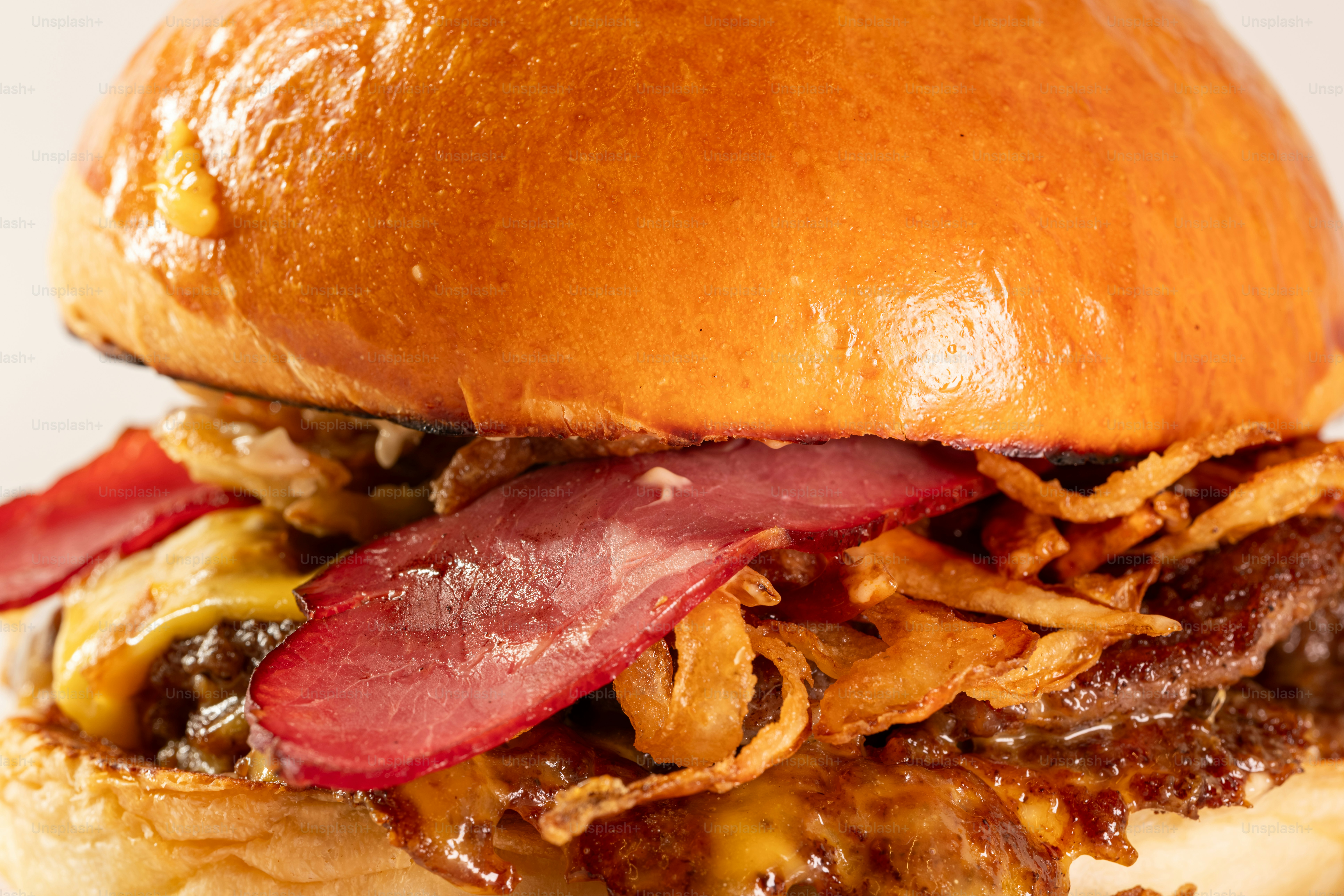 Um hambúrguer suculento com bacon e cebolas crocantes