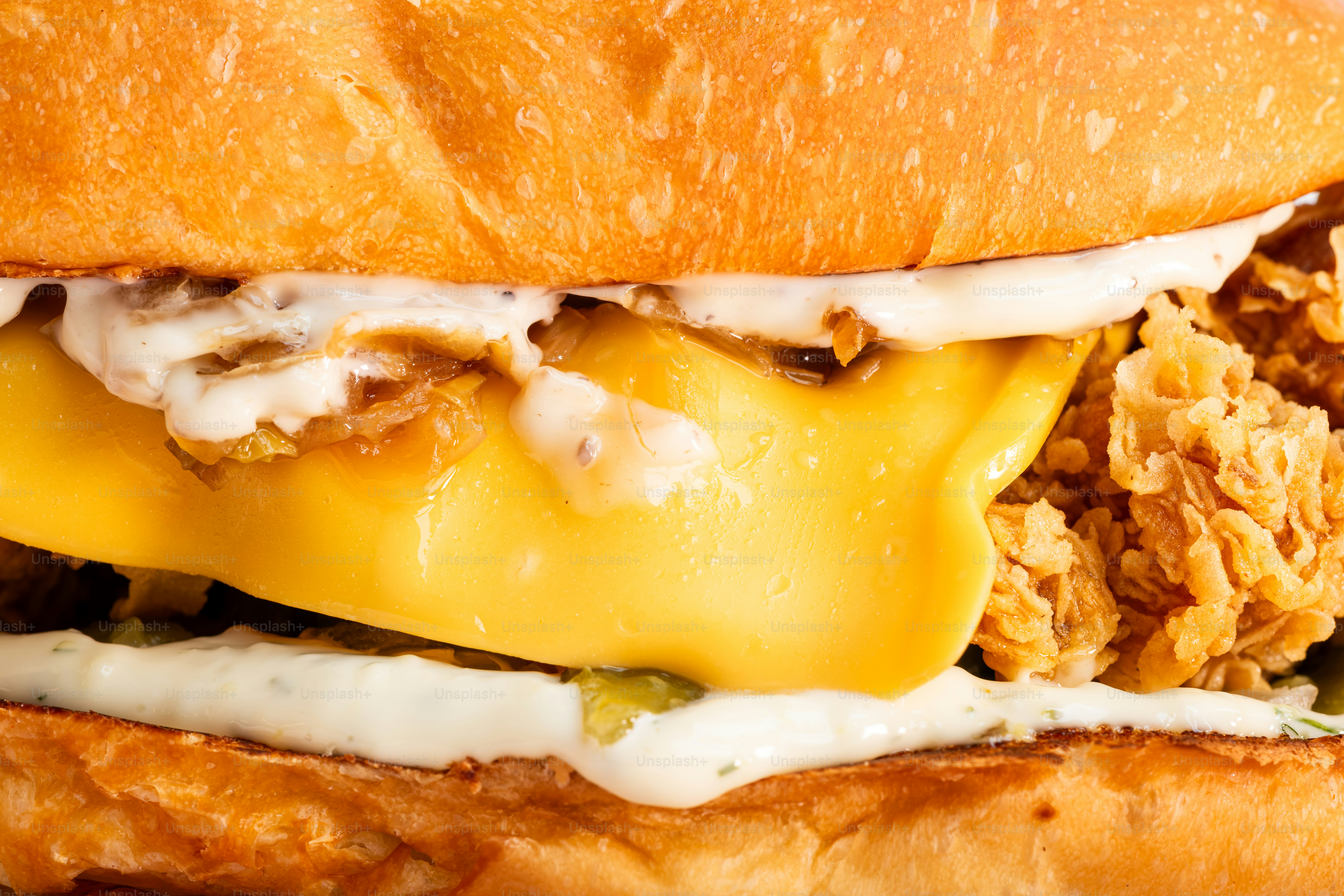 Um close de um delicioso sanduíche de frango frito com queijo