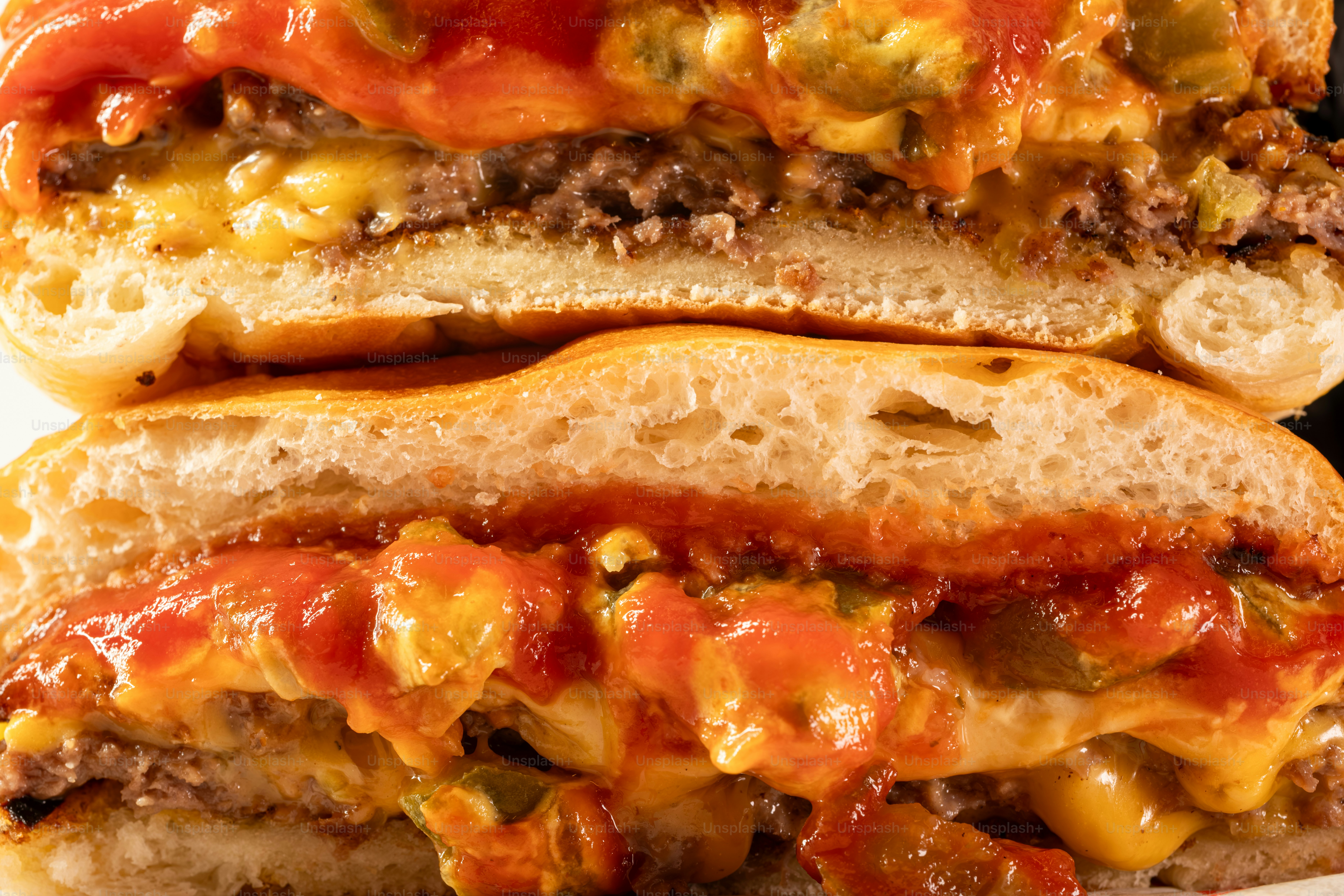 Um close de um cheeseburger suculento com coberturas.