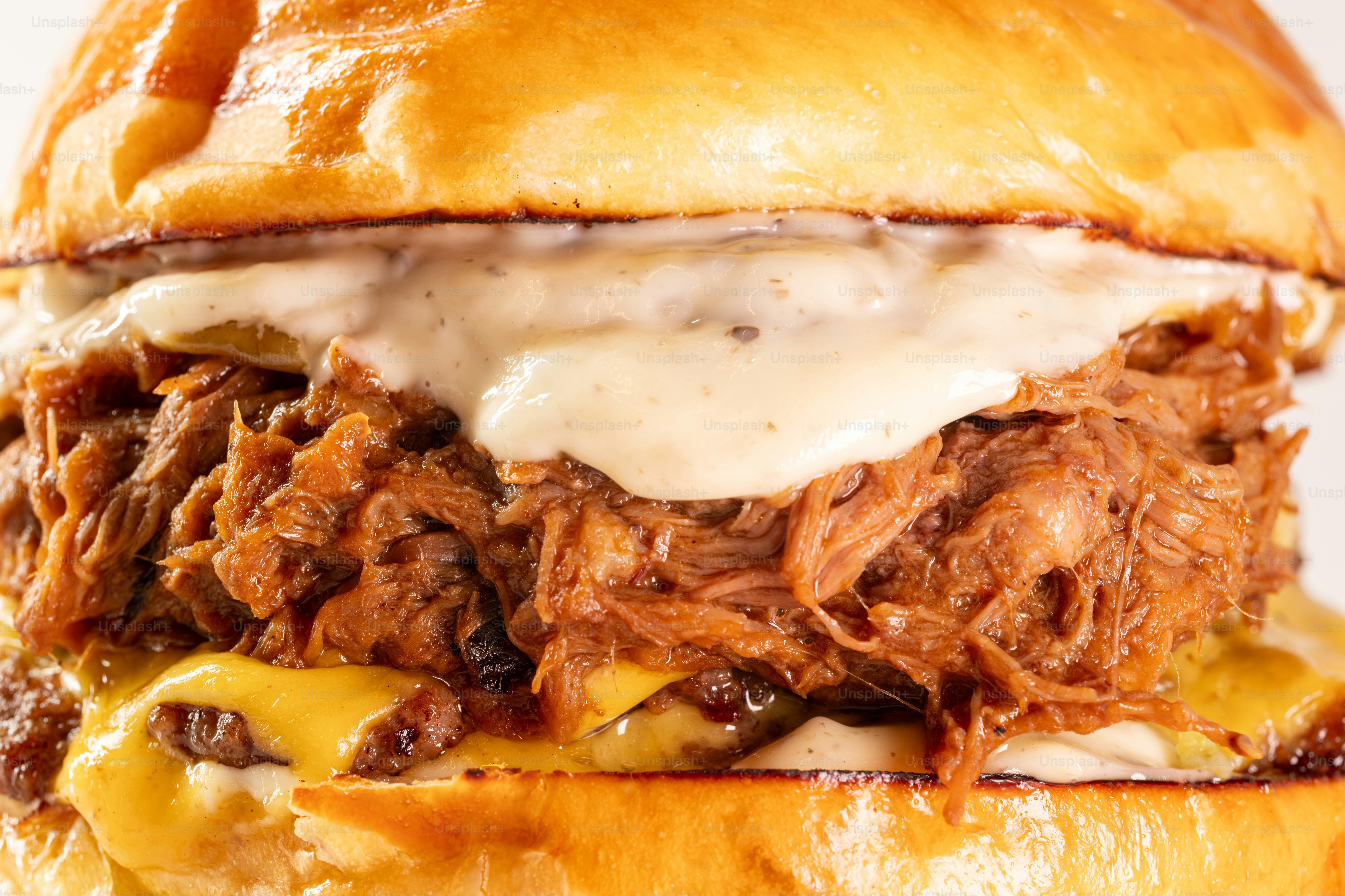 Um sanduíche suculento de pulled pork com queijo derretido