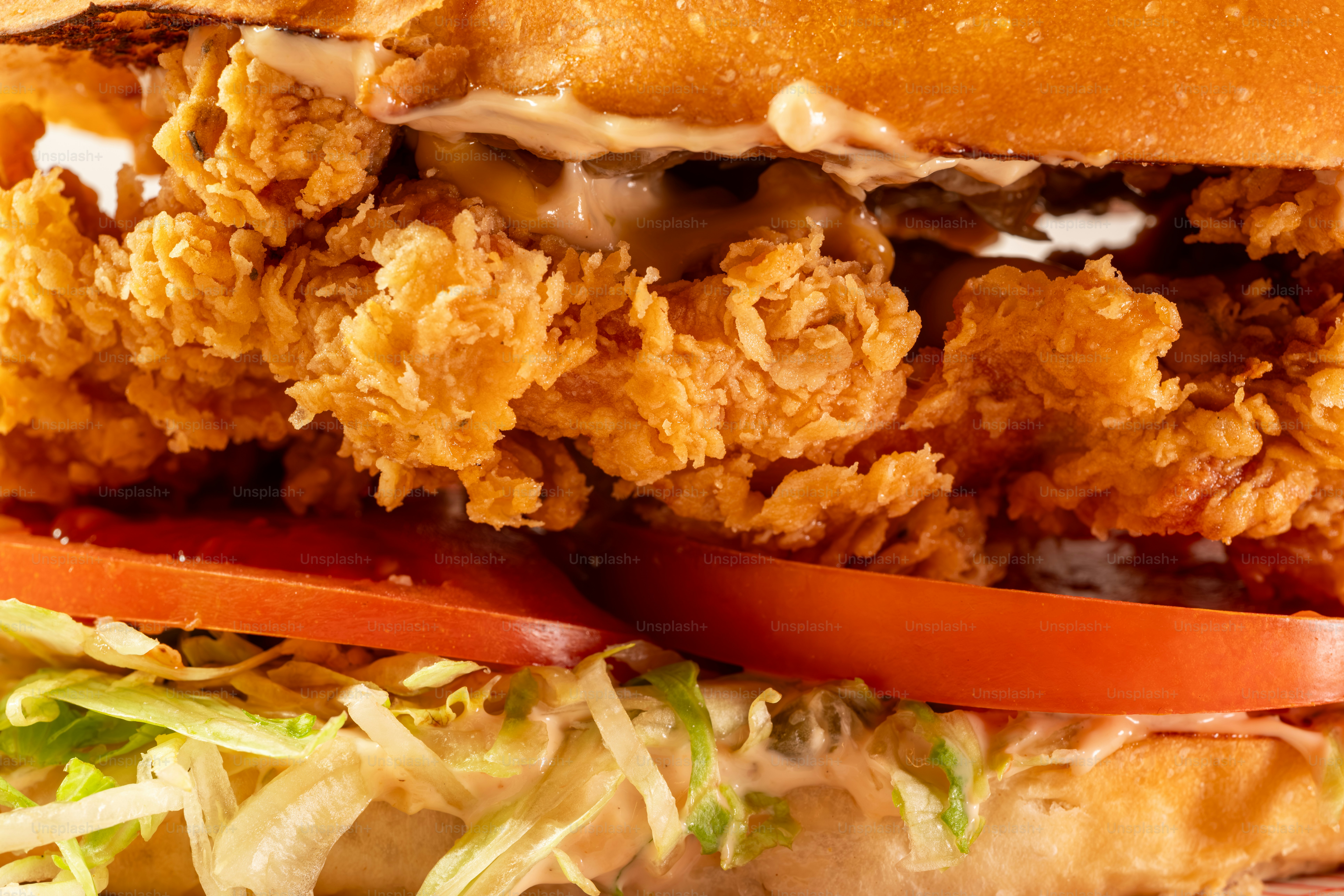 Sanduíche de frango frito crocante com alface e tomate