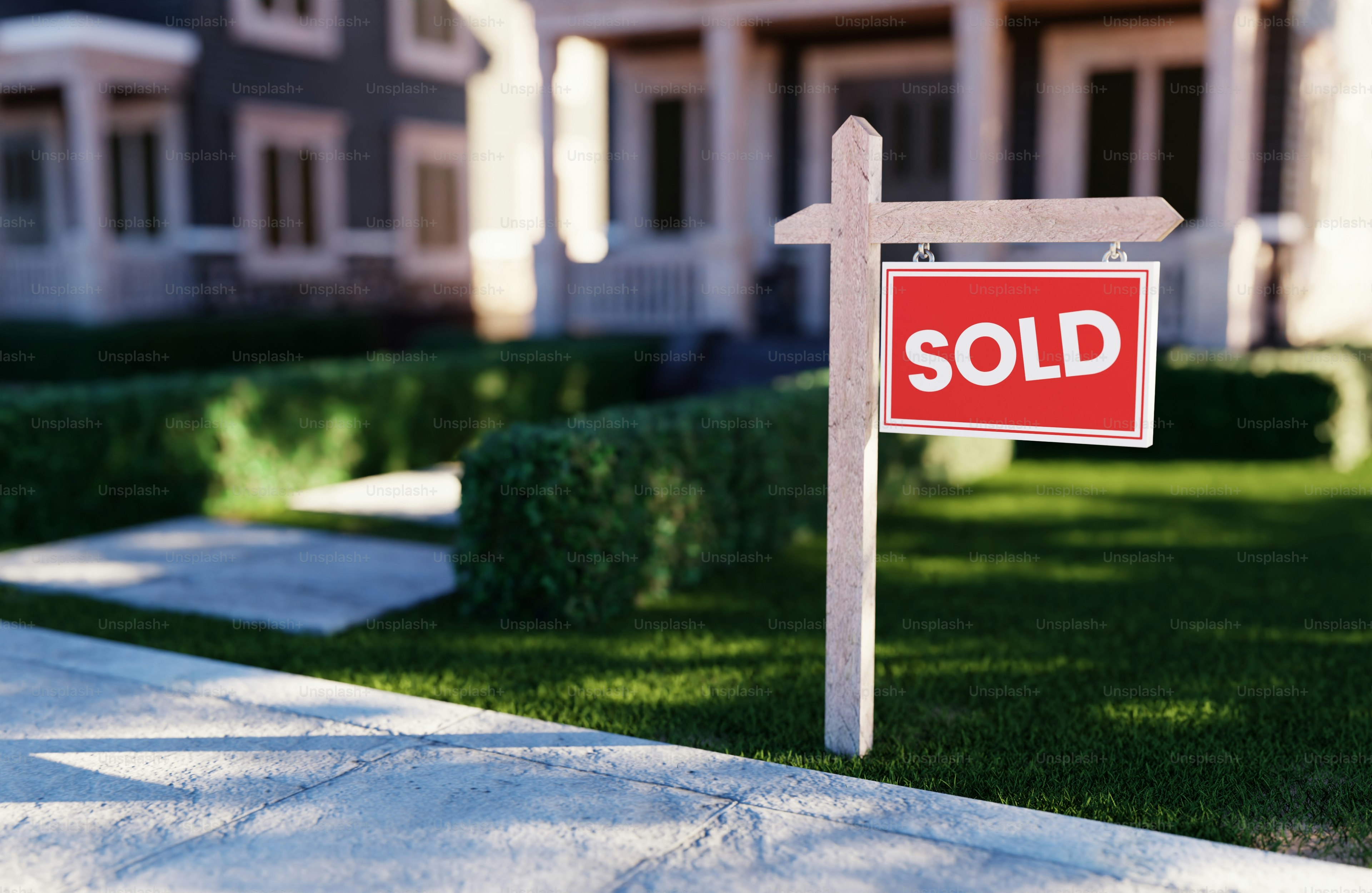 교외 주택 앞에 판매 간판