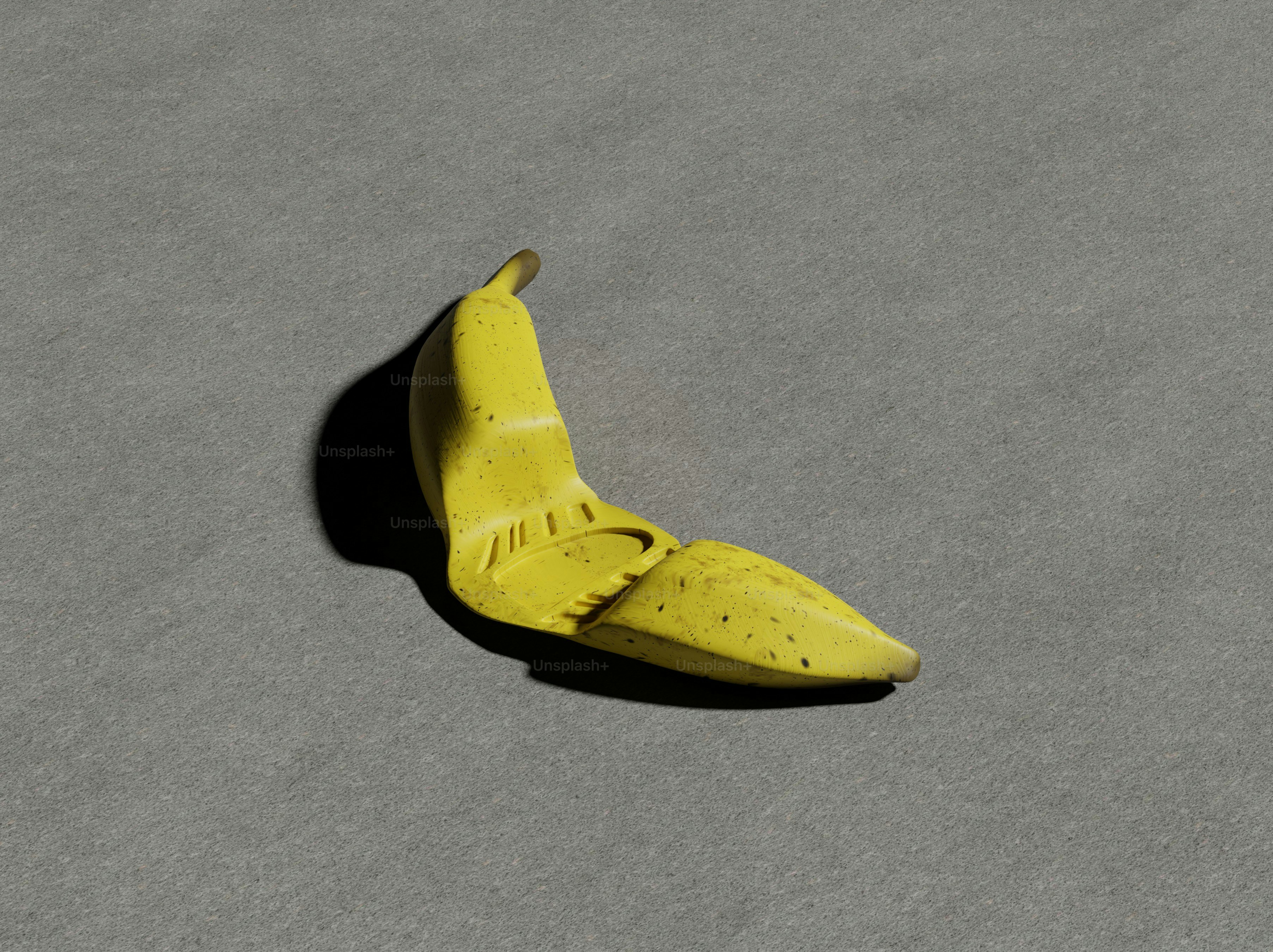 Une seule peau de banane repose sur une surface grise.
