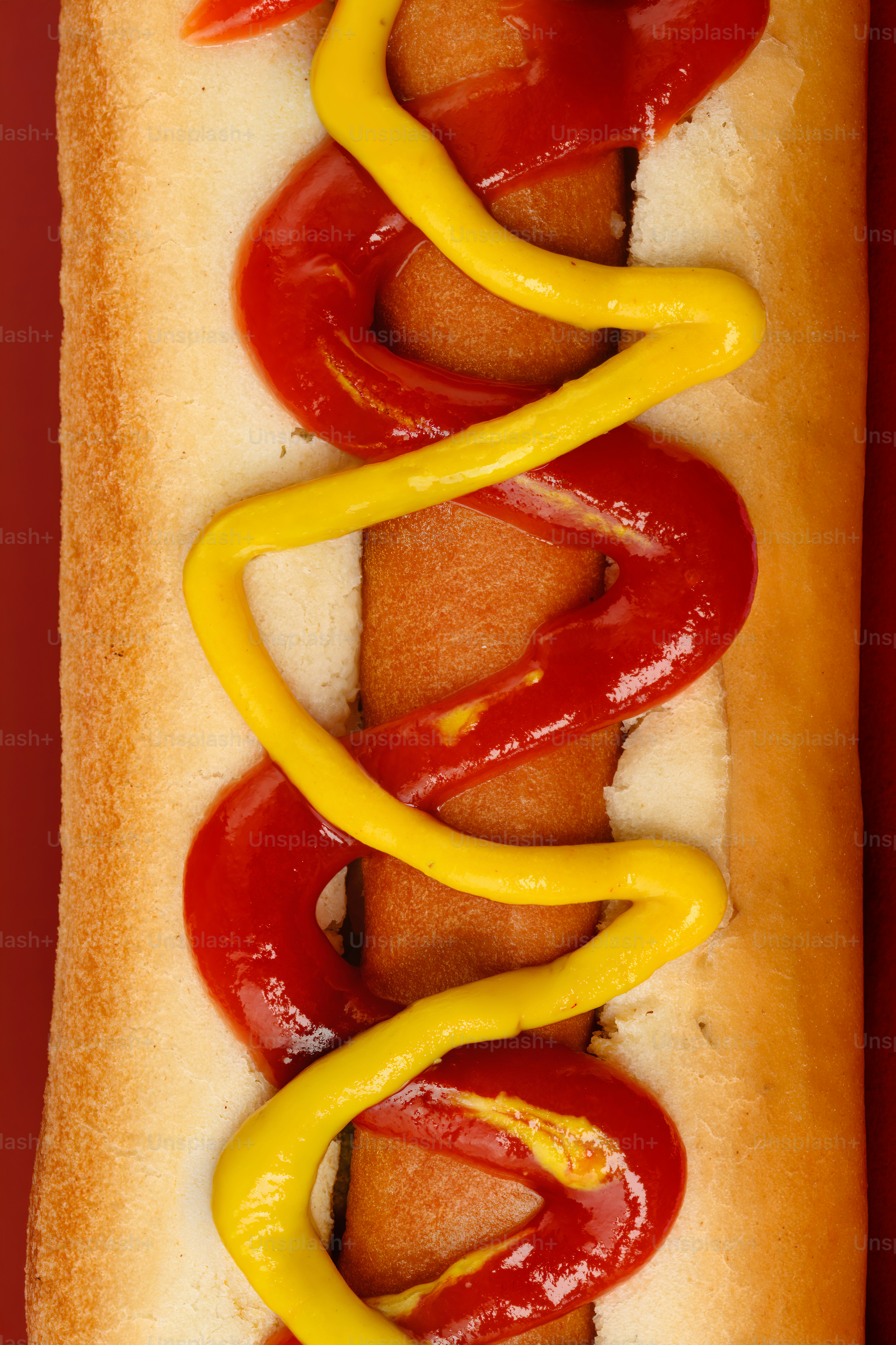 Hot dog con ketchup e senape su panino