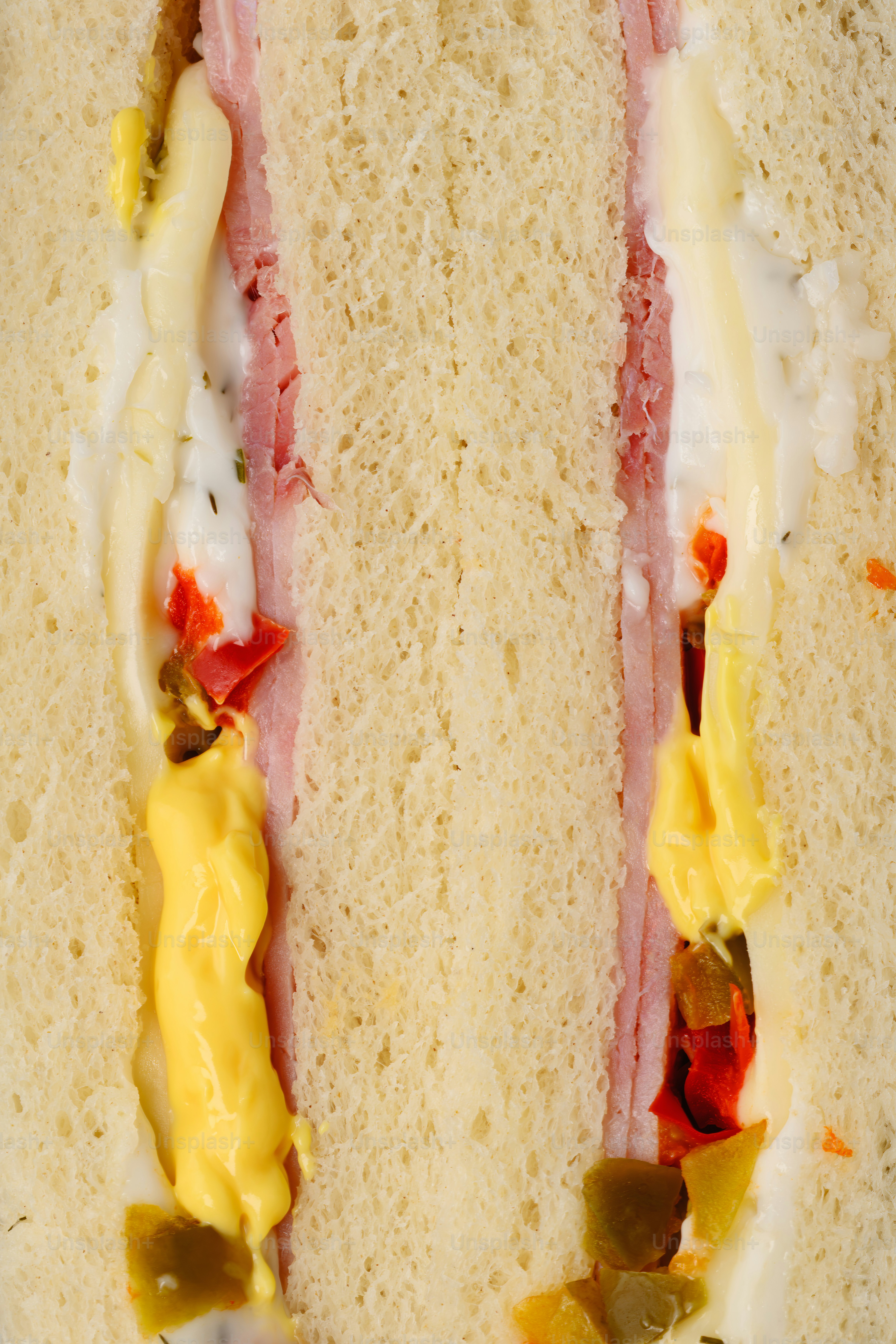 Primo piano di un panino al prosciutto e uovo con maionese