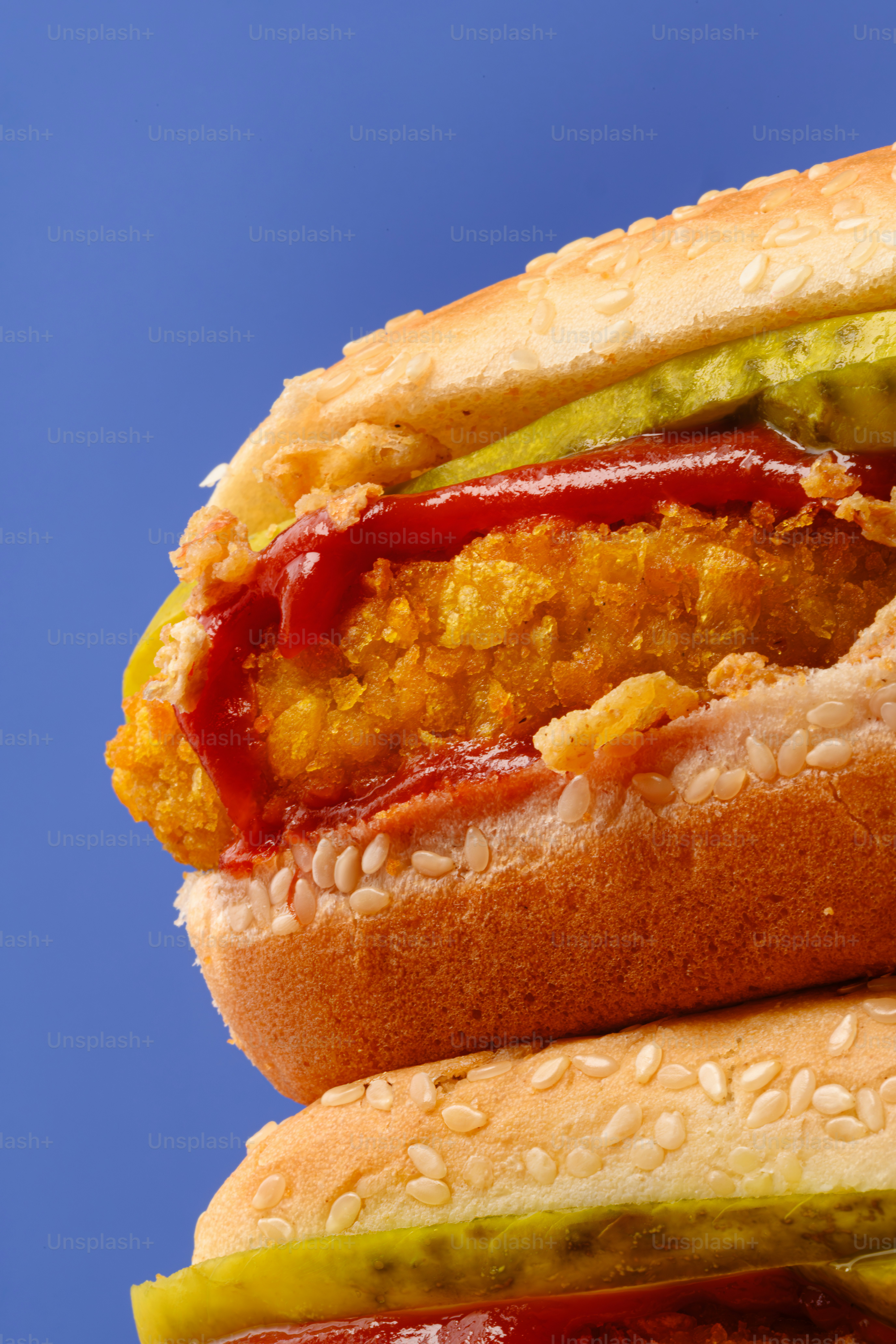 Eine Nahaufnahme eines Hotdogs mit Ketchup und Senf.